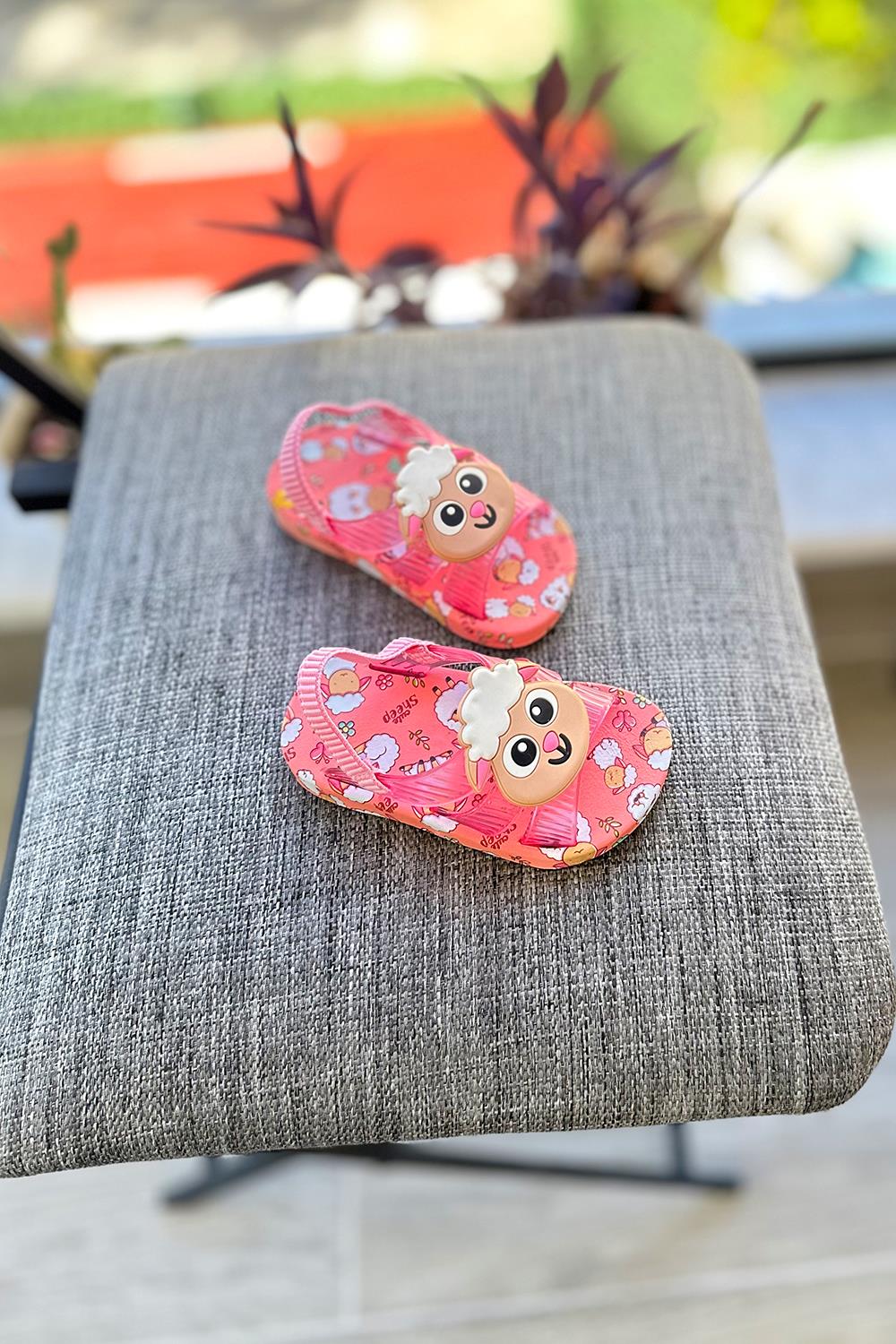 Kuzu Baskılı Lastikli Çocuk Sandalet Pembe