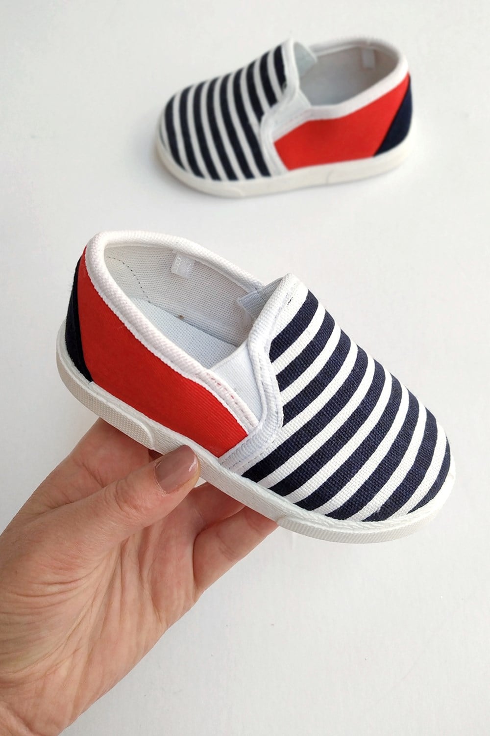 Siyah Beyaz Çizgili Çocuk Ayakkabı