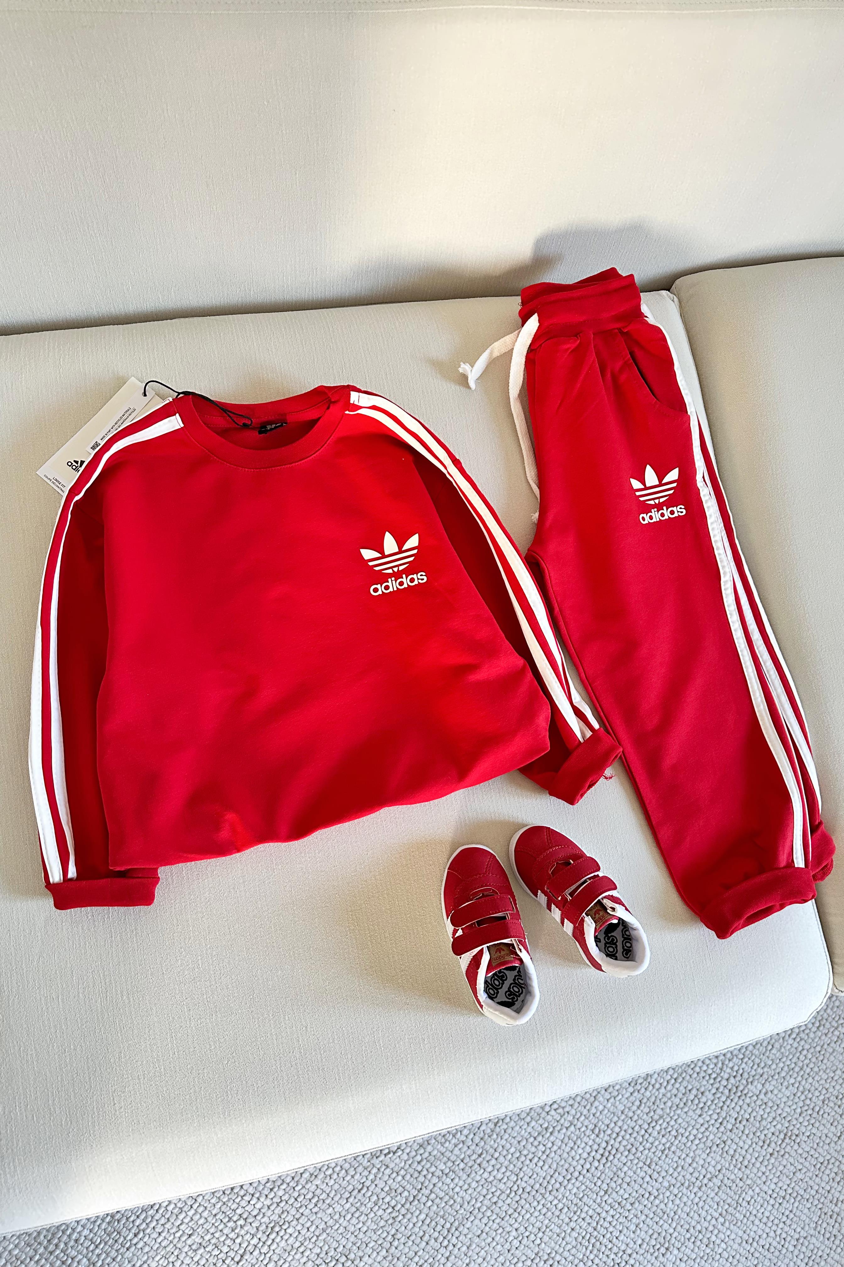 Yanı Çizgili Çocuk Eşofman Takımı Farklı Amblem Kırmızı Beyaz