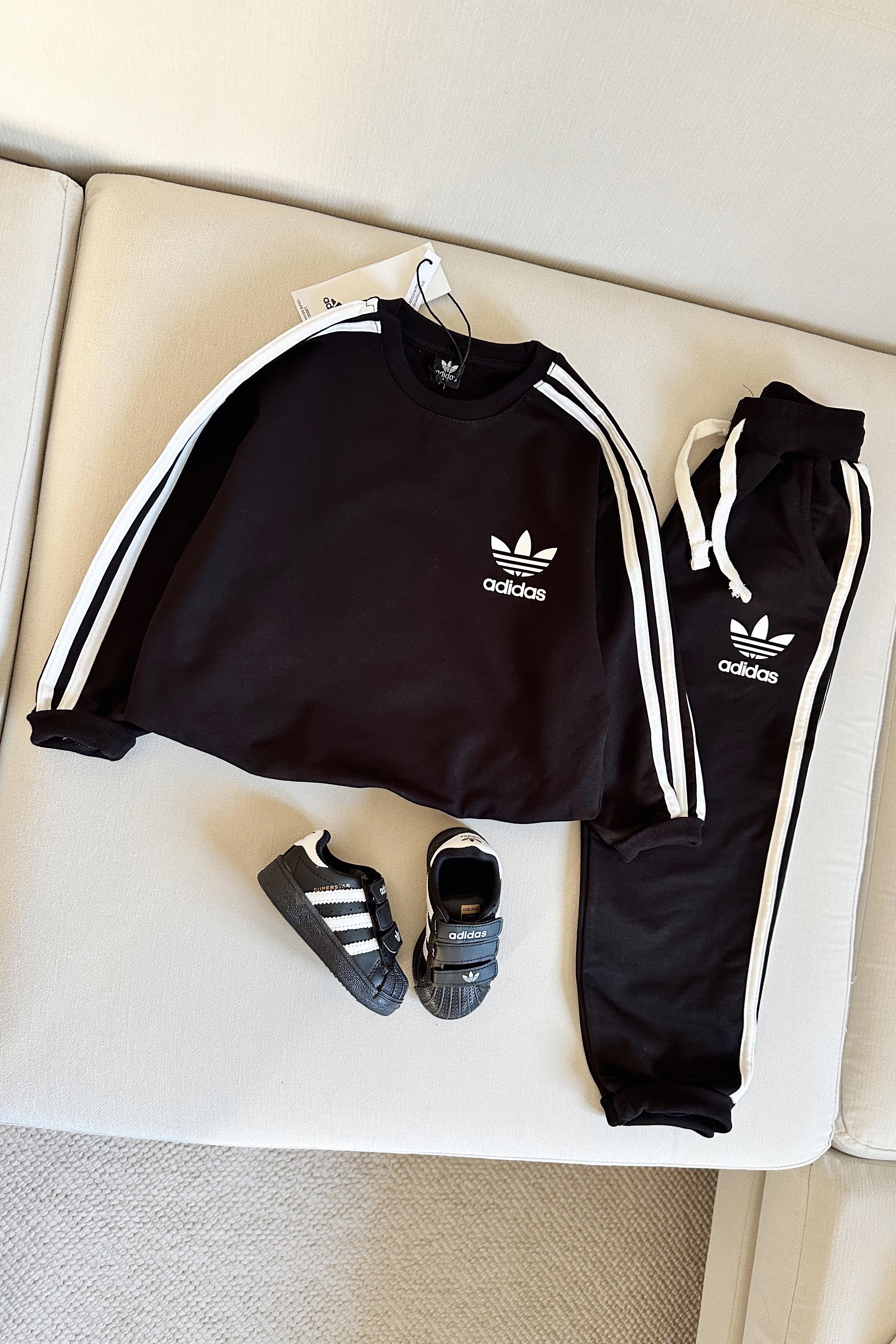 Yanı Çizgili Çocuk Eşofman Takımı Farklı Amblem Siyah Beyaz