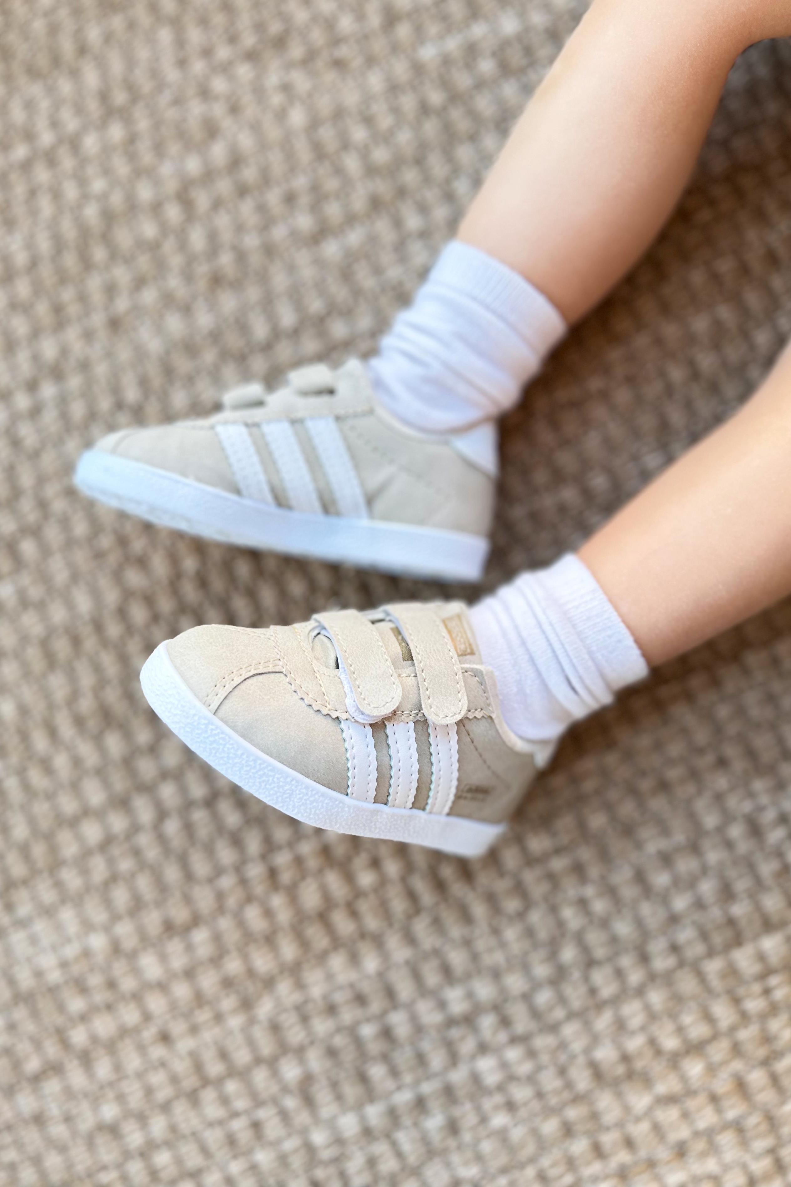 Yazı Baskılı Yapışkanlı Çocuk Spor Ayakkabı Bej Beyaz