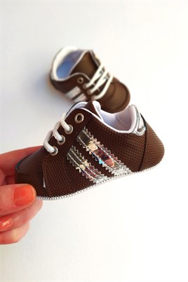 Kahverengi Yanlar Beyaz Şeritli Bebek Ayakkabı