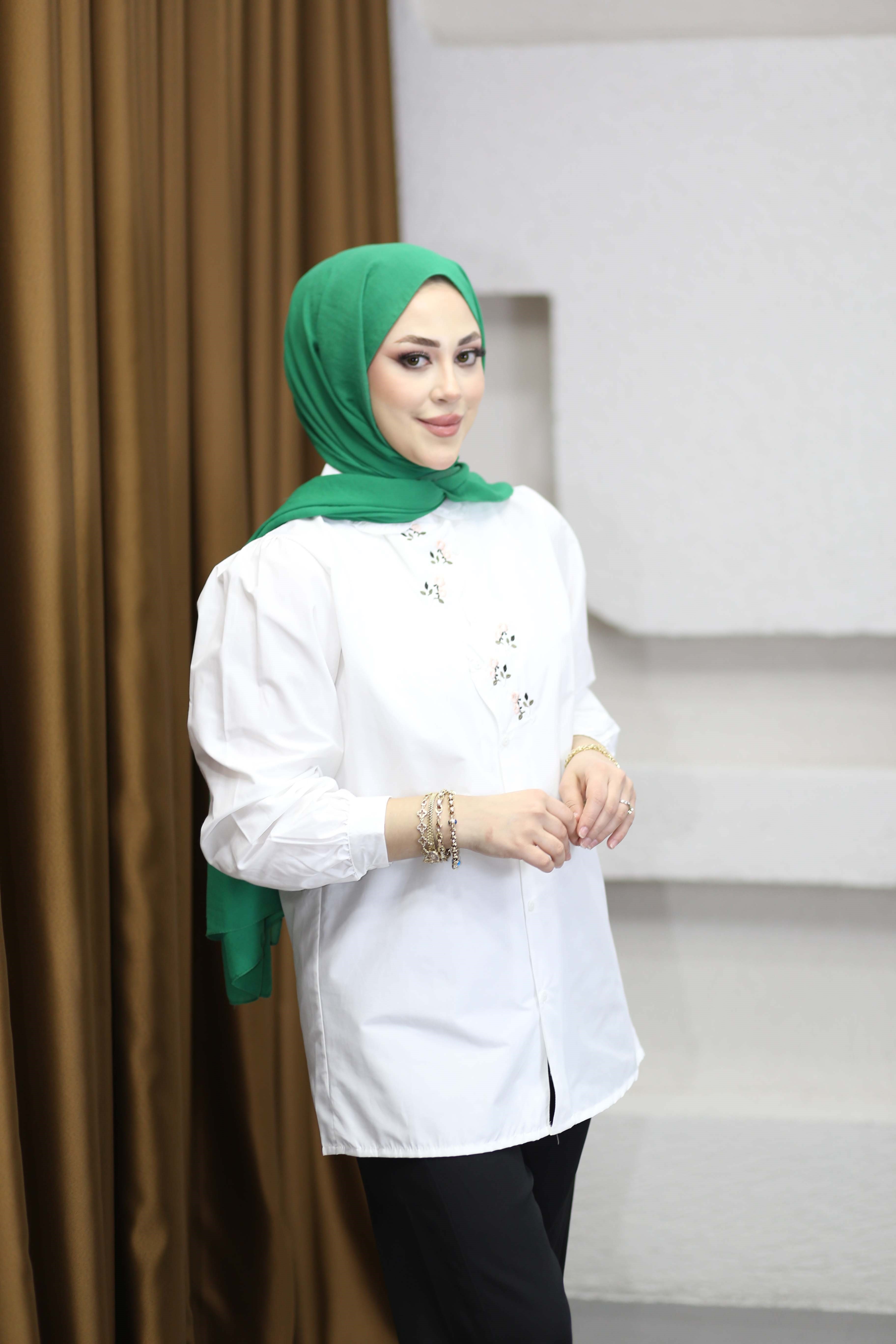 Fırfır Yaka Çiçek İşlemeli Gömlek Beyaz 260119