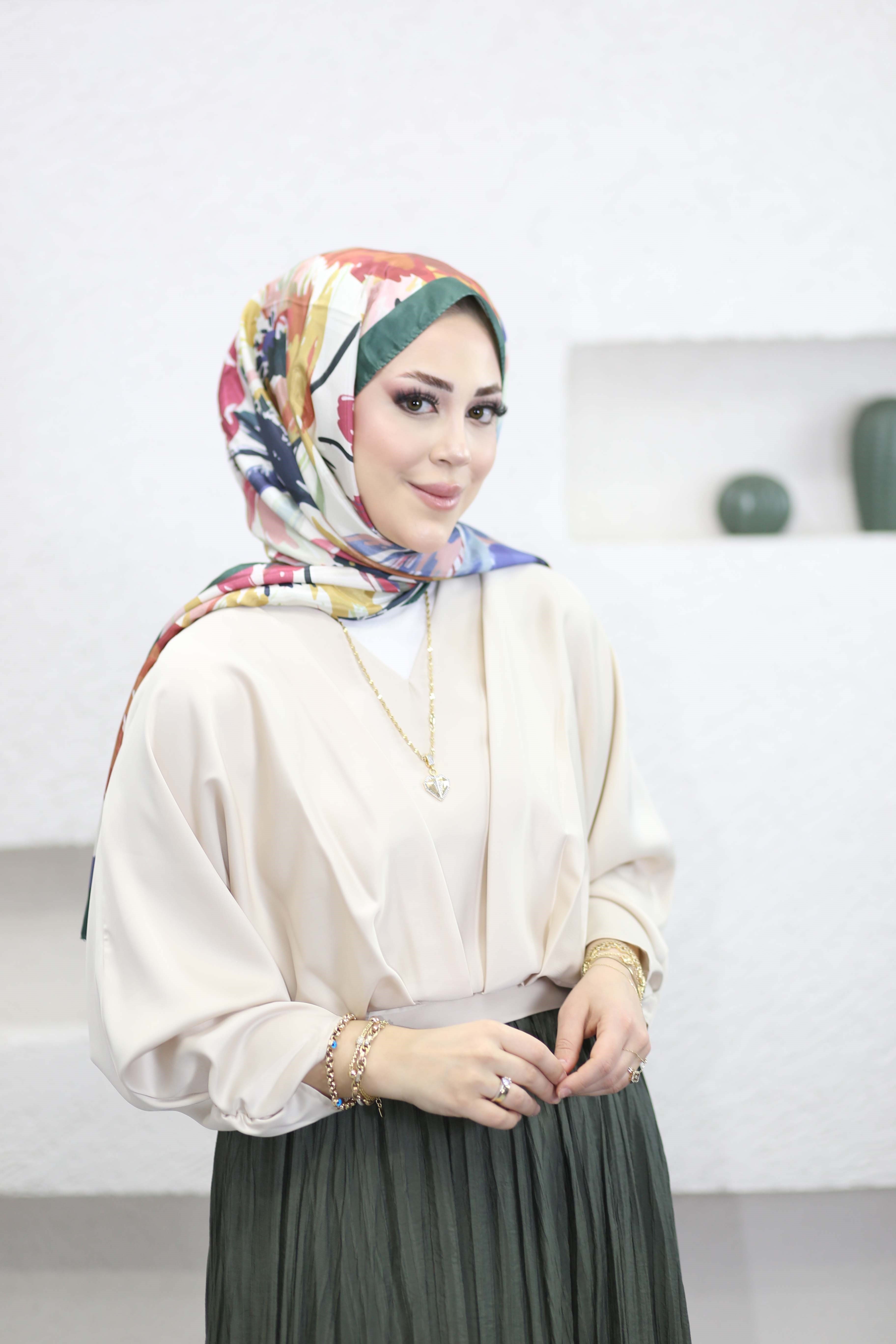 Gipe Detaylı Etek Ucu Pileli Bluz Krem 2012