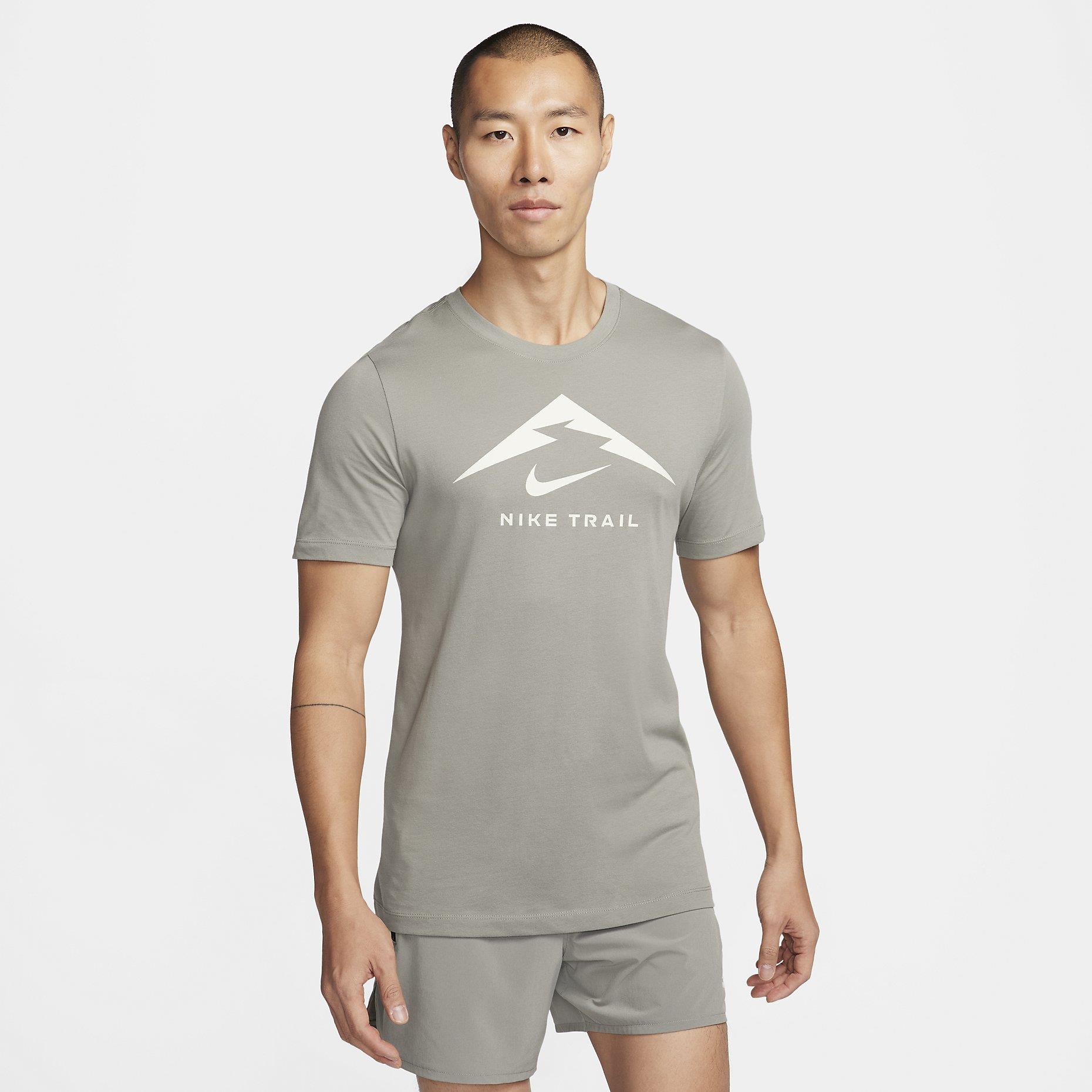 M NK DF TEE TRAIL LOGO - NIKE 053