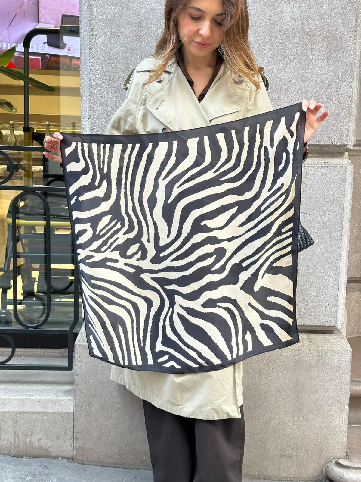 Siyah Zebra Desenli Fular 70 x 70 cm Renkli