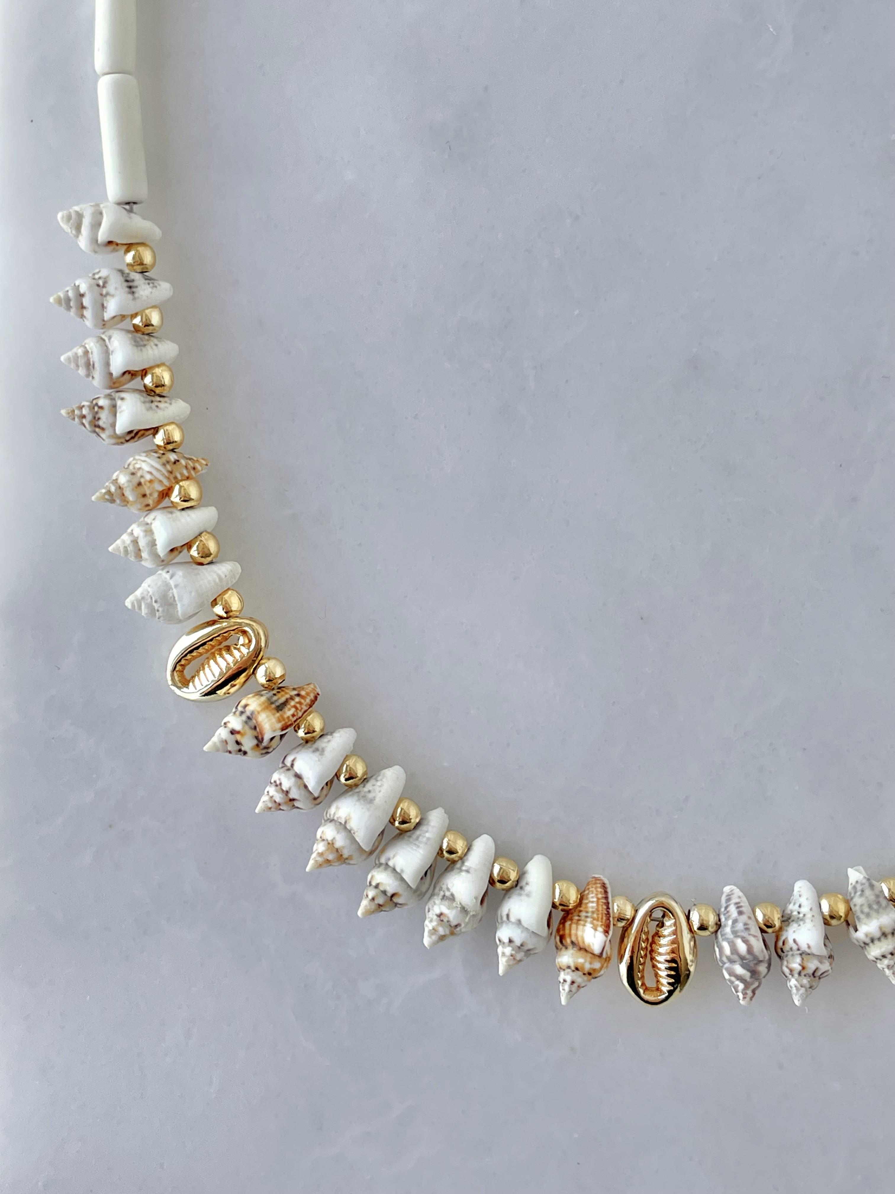 Deniz Kabuğu ve Boru Boncuk Kolye Gold
