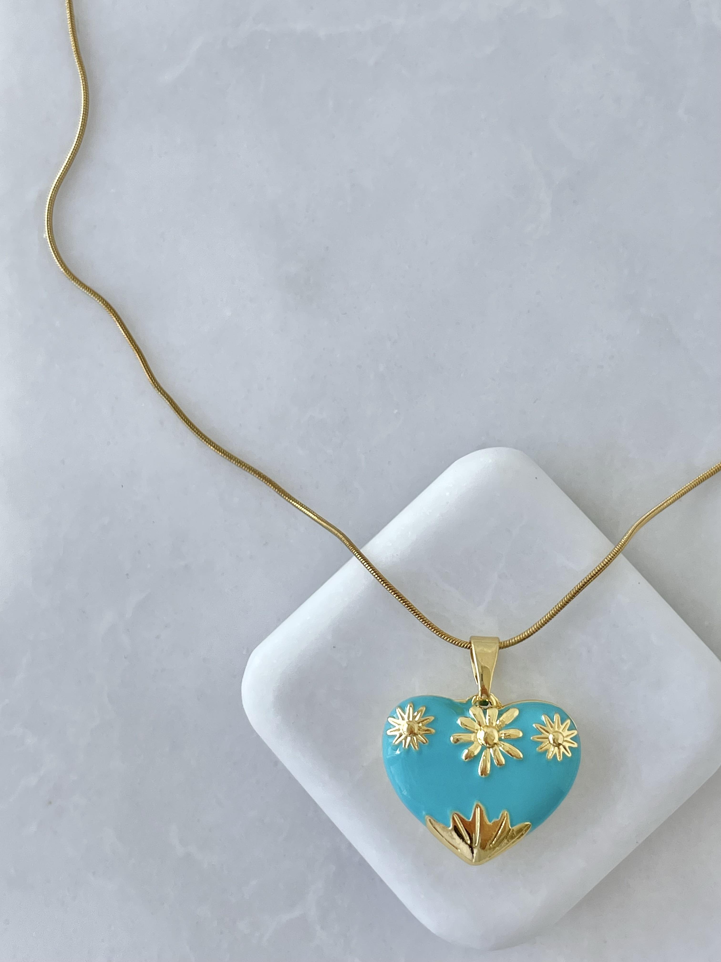 Çelik Mineli İşlemeli Kalp Kolye Gold