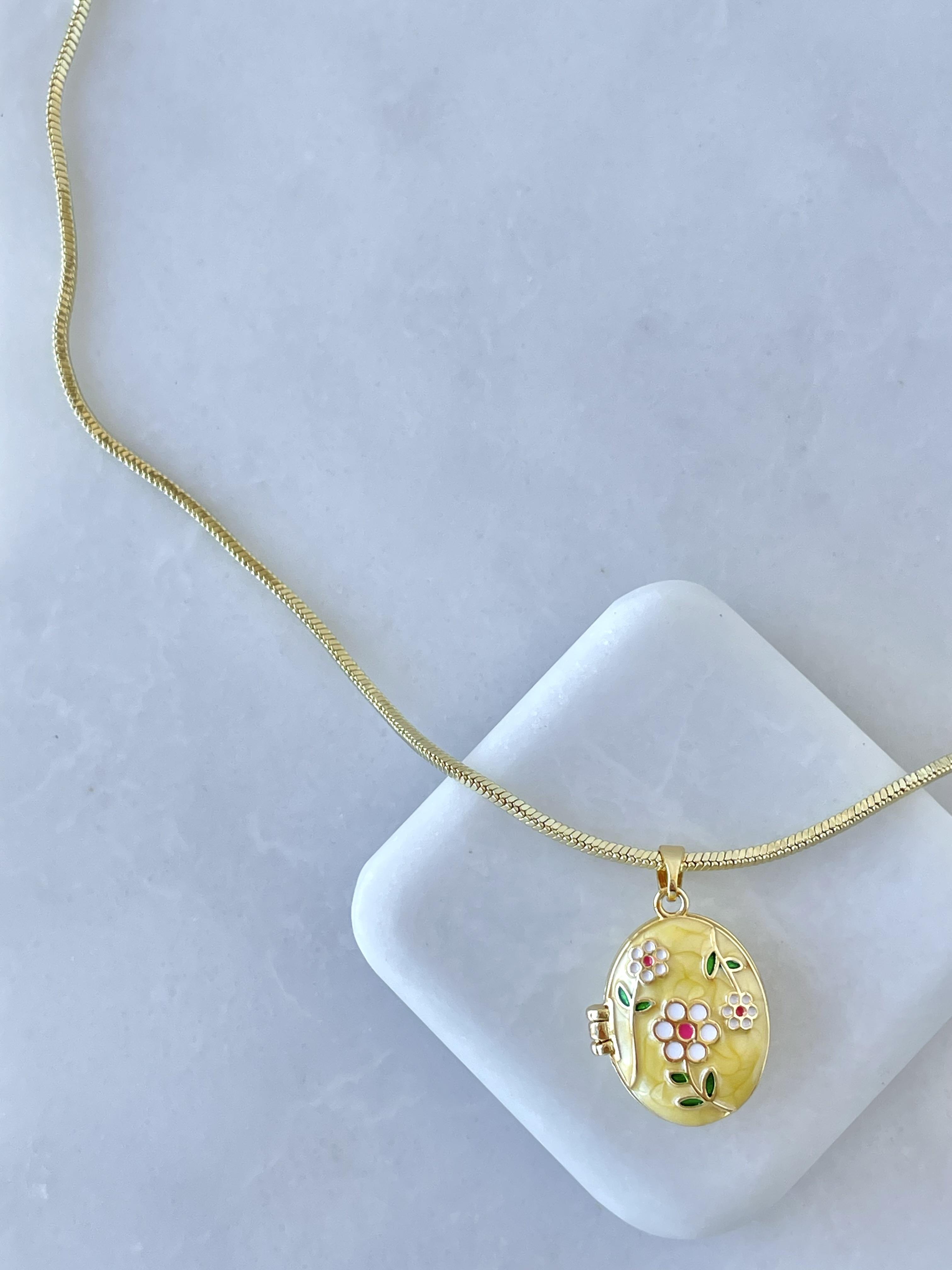 Altın Kaplama Mineli Kapaklı Üçlü Çiçek Model Kolye Sarı