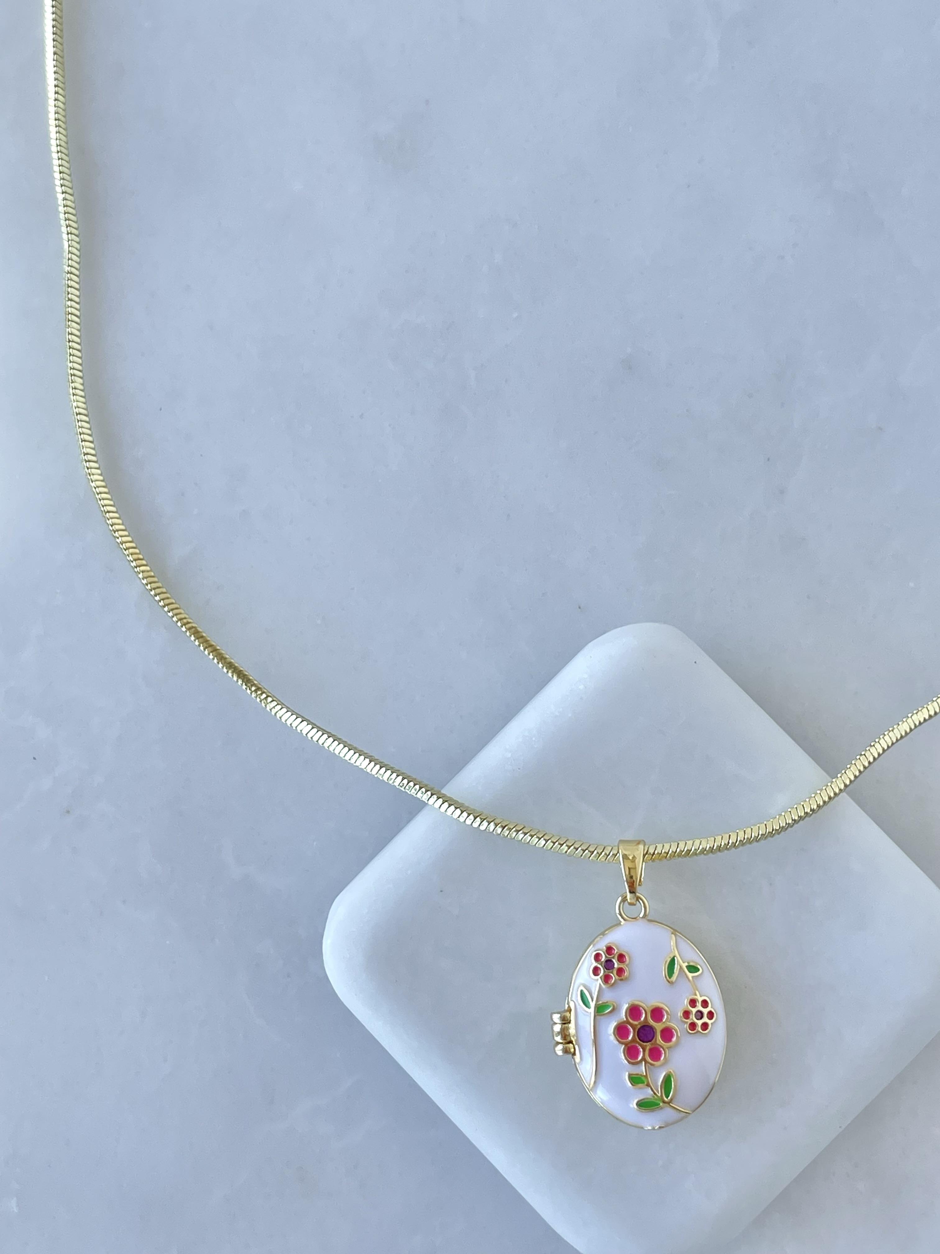 Altın Kaplama Mineli Kapaklı Üçlü Çiçek Model Kolye Beyaz