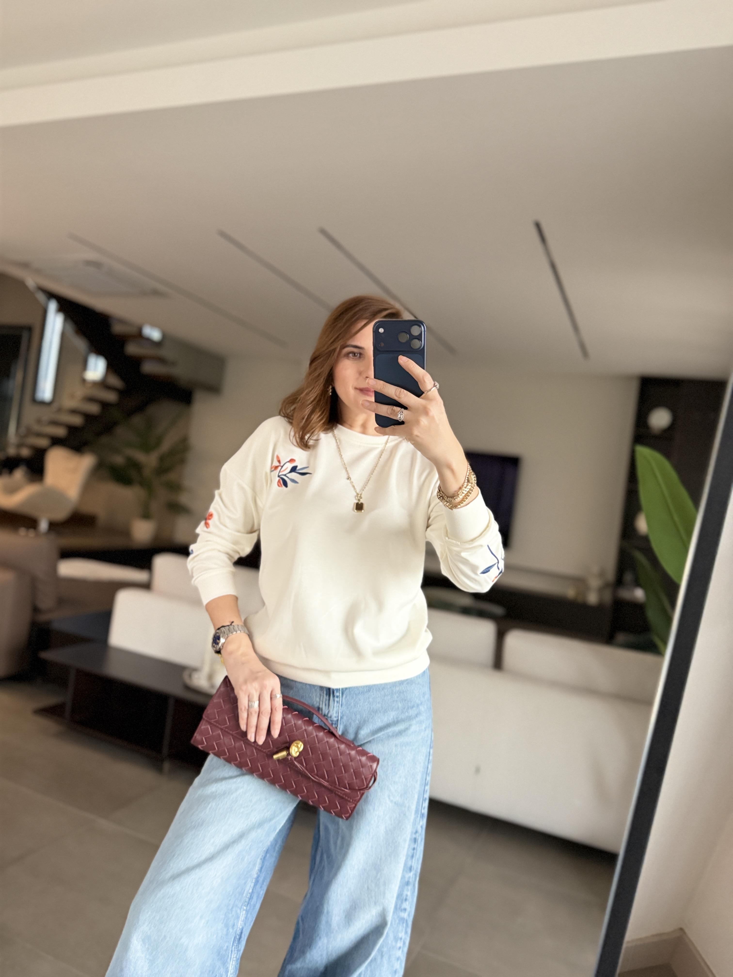 Beyaz Kol Nakışlı Sweat