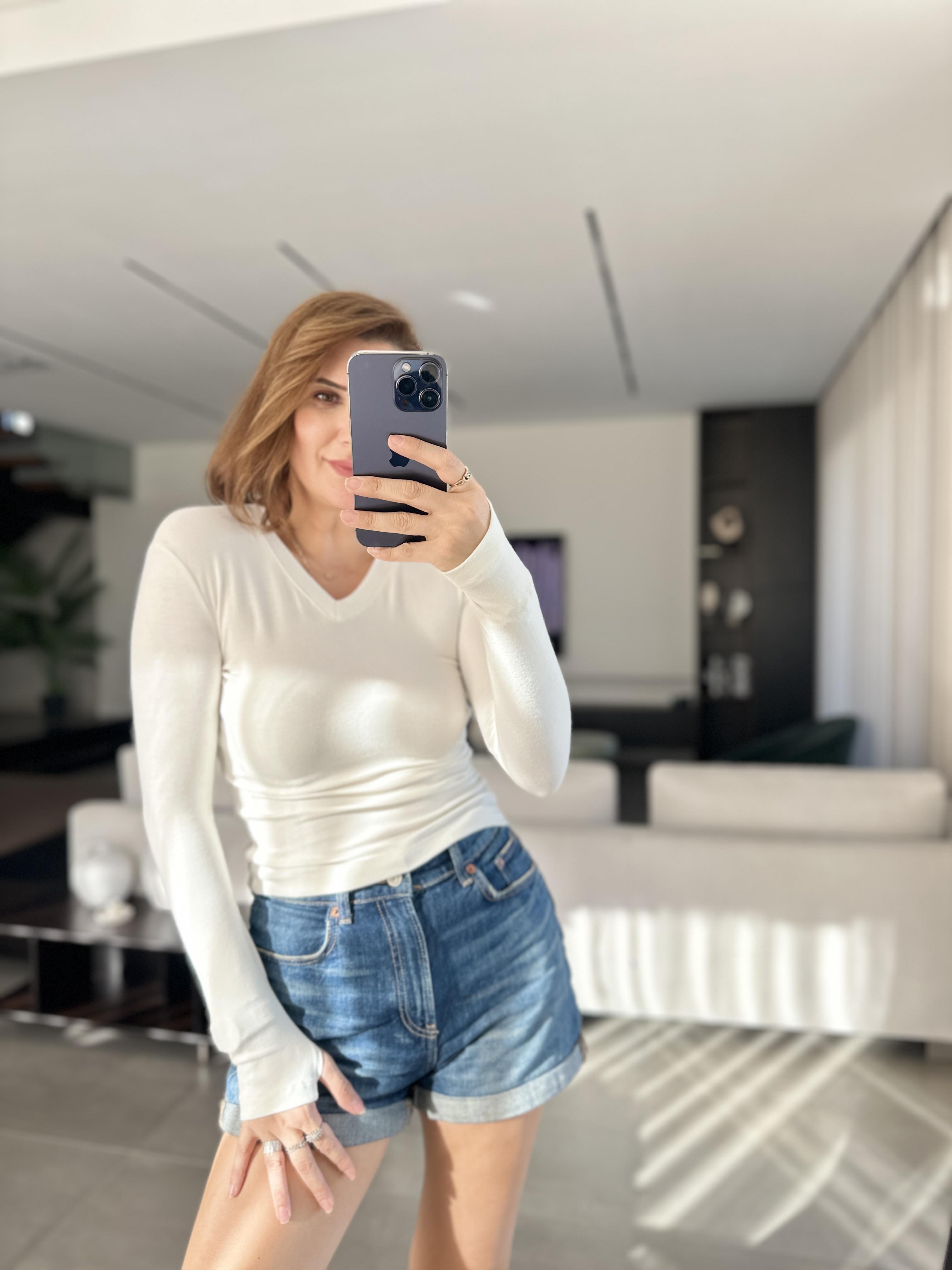 Beyaz V yaka Parmak Geçmeli Bluz