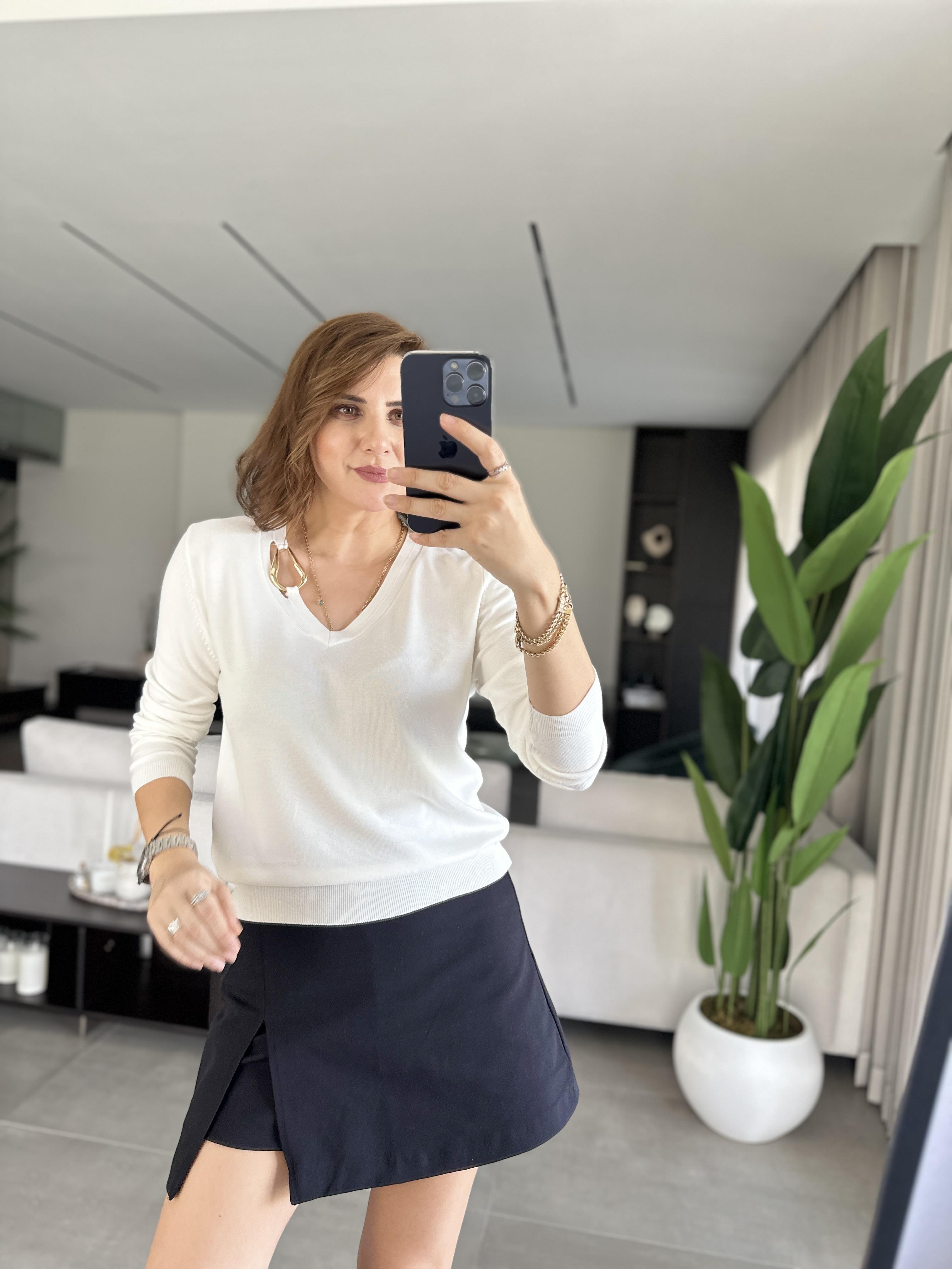 Beyaz V Yaka Toka Detaylı Bluz