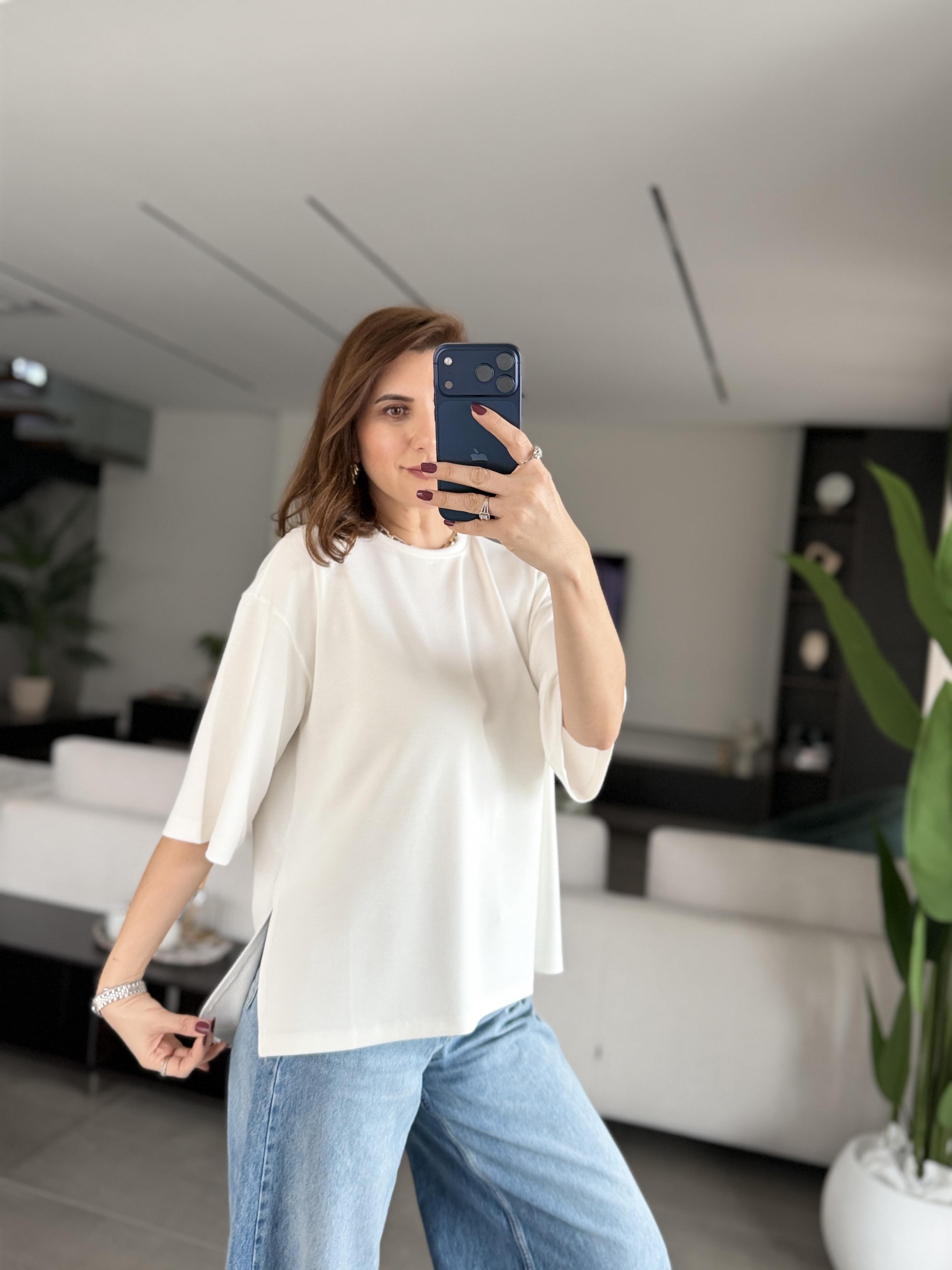 Beyaz Yanı Yırtmaç Detaylı Omuz Dikişli Basic T-shirt