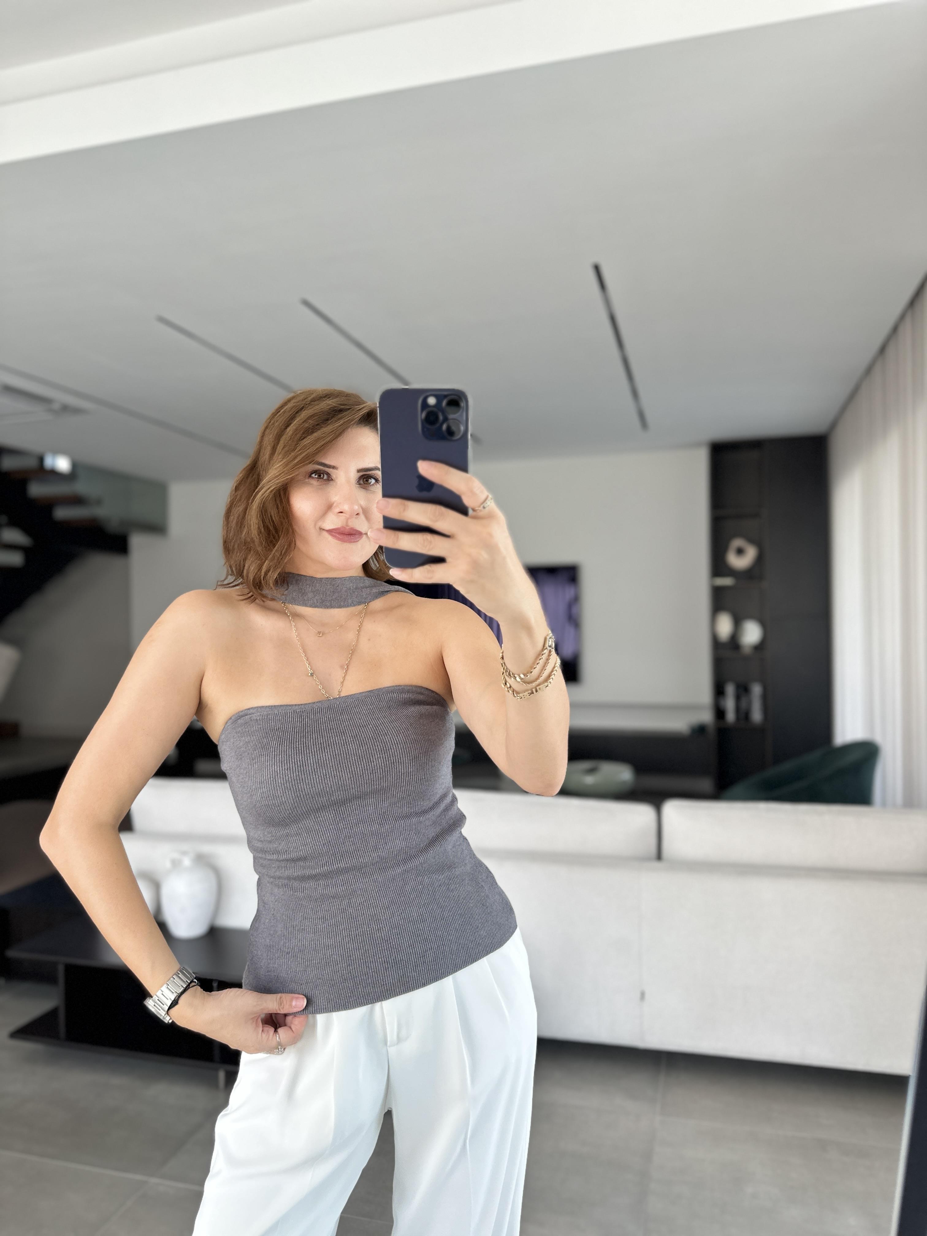 Gri Boyundan Askılı Bluz