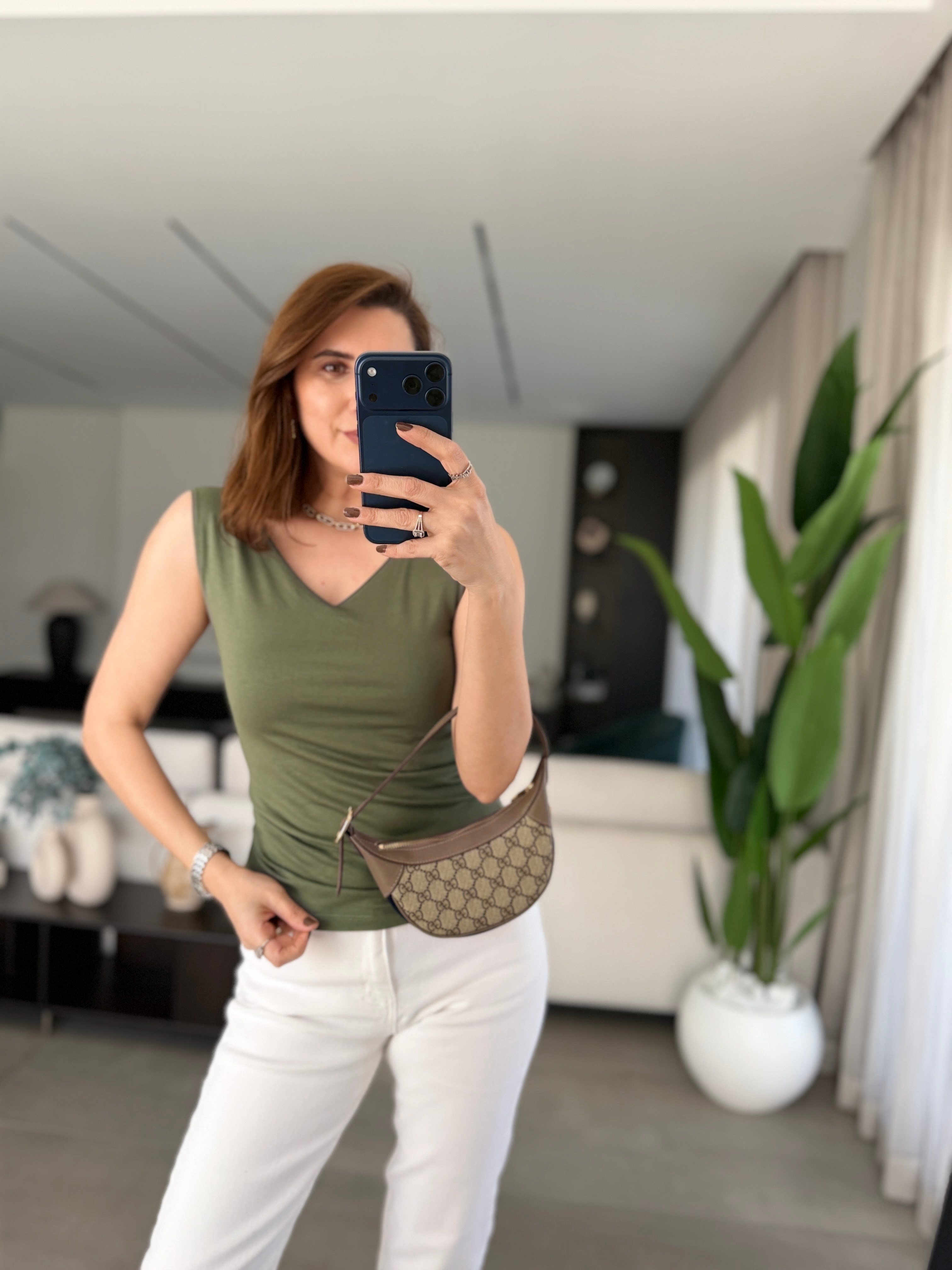 Haki Ön ve Arka V Yaka Atlet