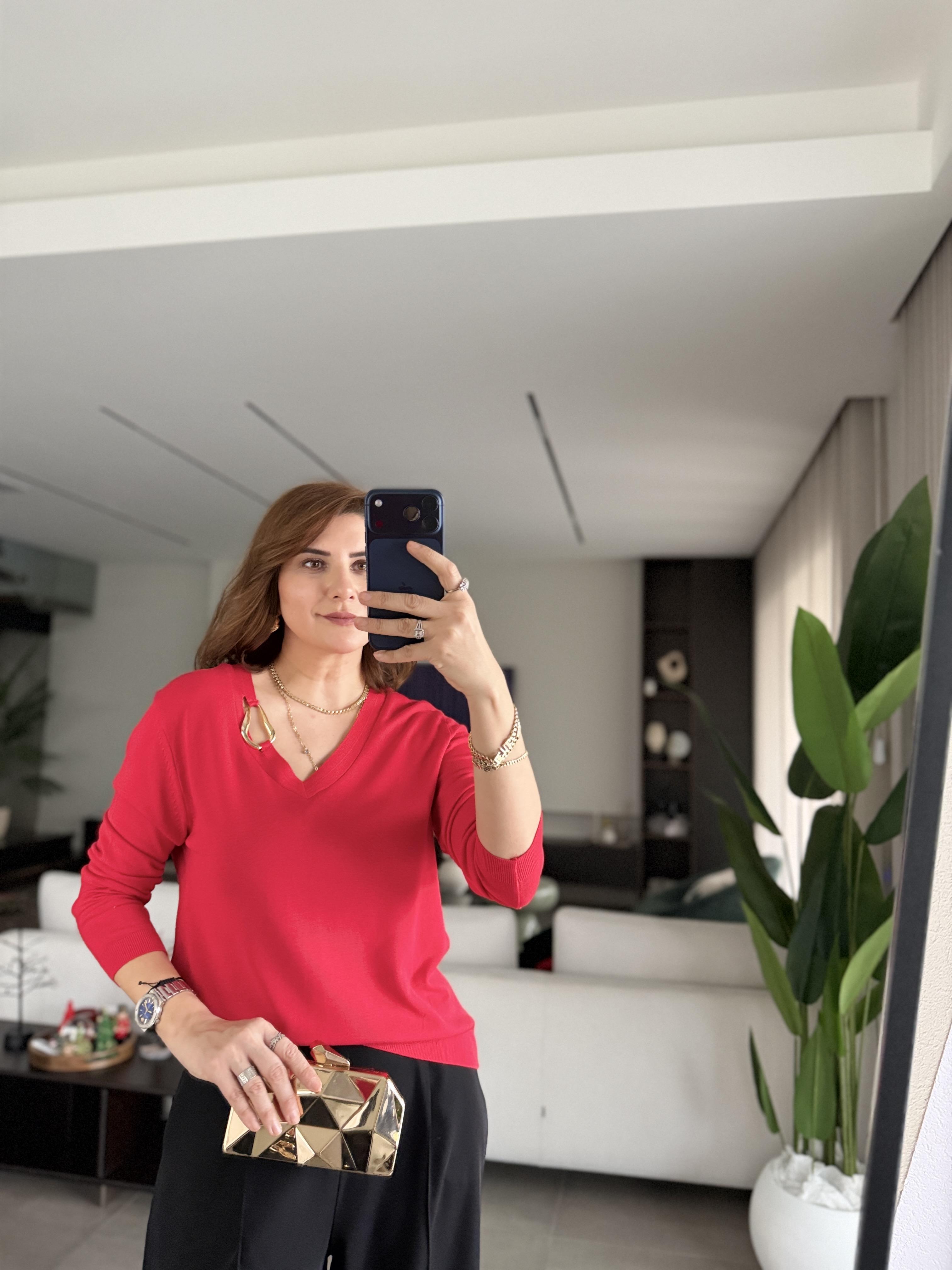 Kırmızı V Yaka Toka Detaylı Bluz