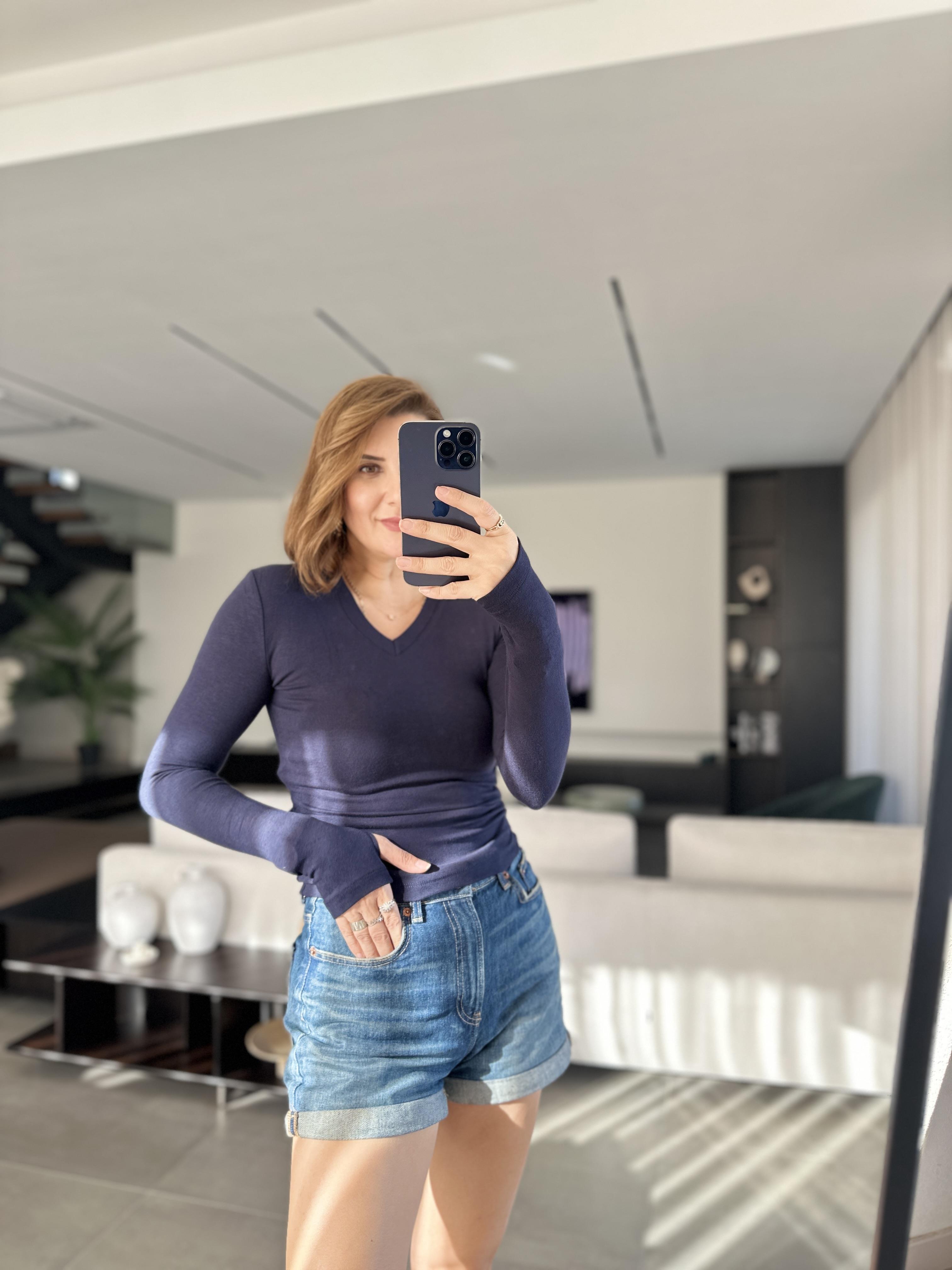 Lacivert V Yaka Parmak Geçmeli Bluz