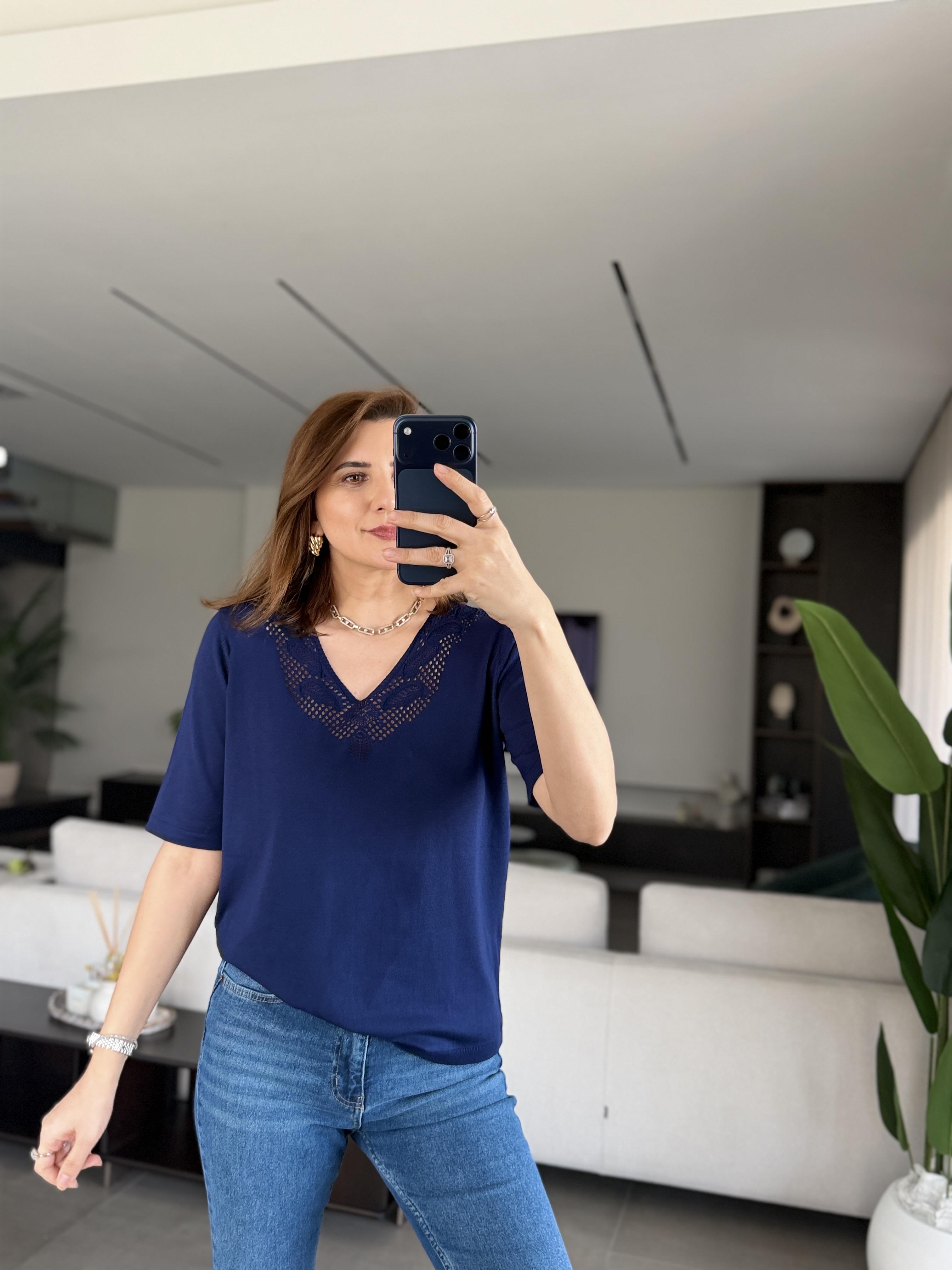 Lacivert Yaka Ve Sırt Detaylı Bluz
