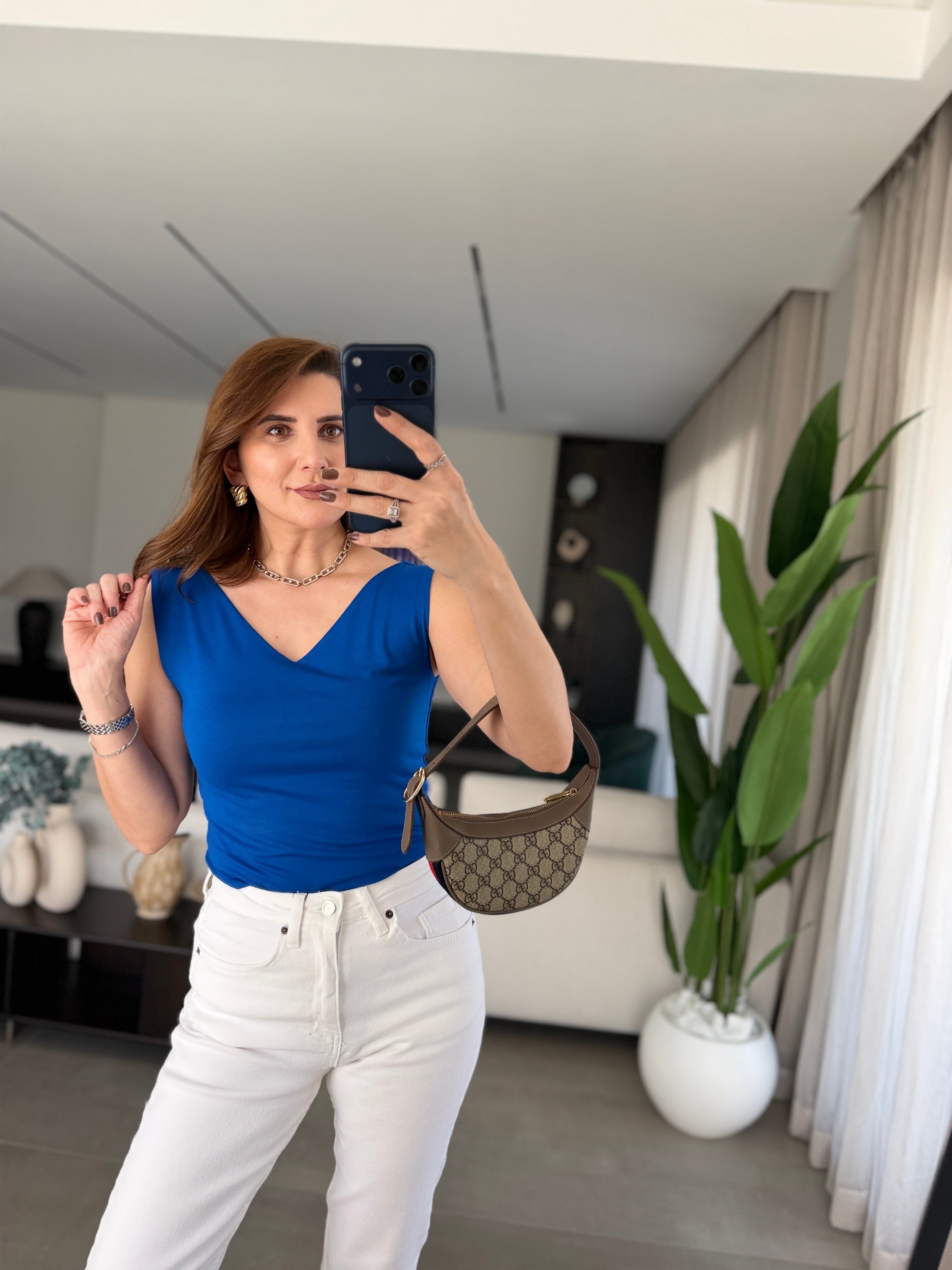 Saksmavi Ön ve Arka V Yaka Atlet