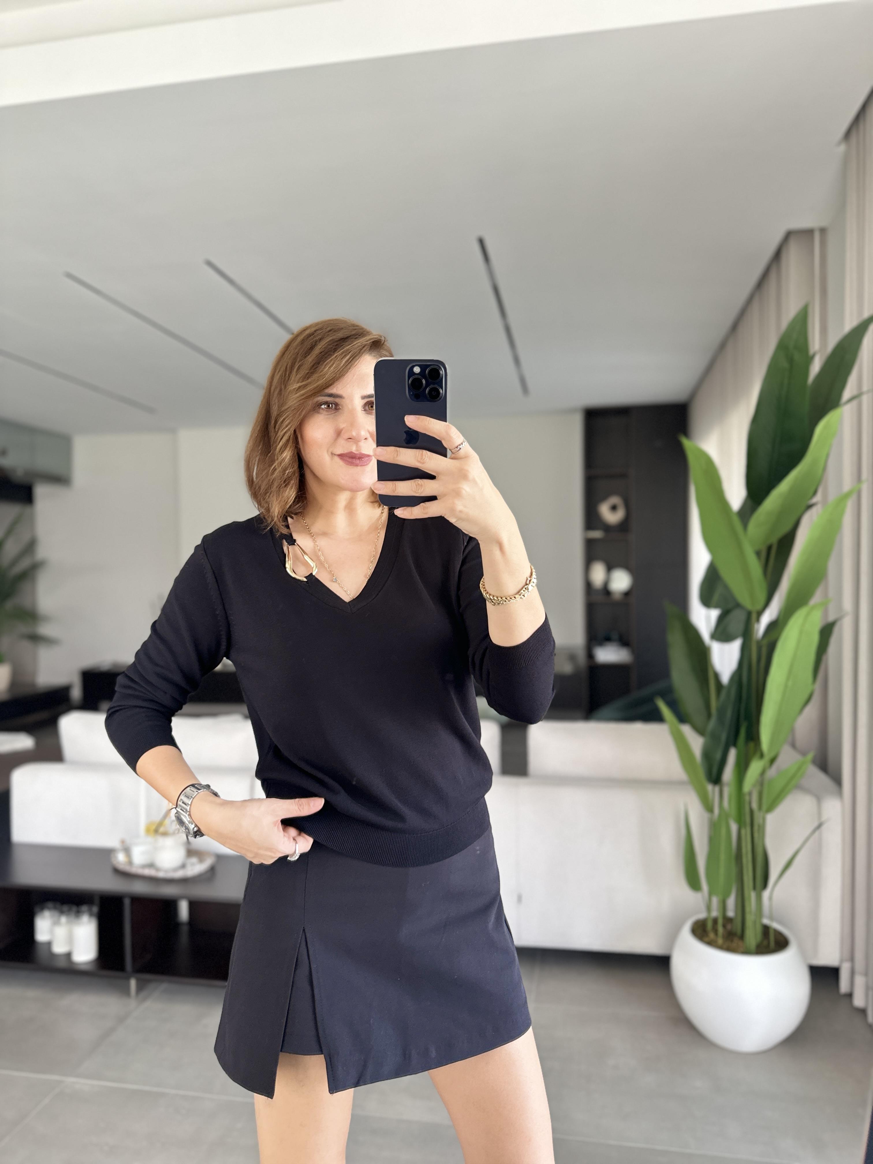 Siyah V Yaka Toka Detaylı Bluz