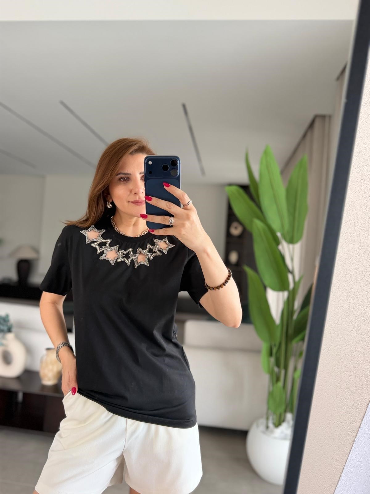 Yakası Yıldız Detaylı T-shirt