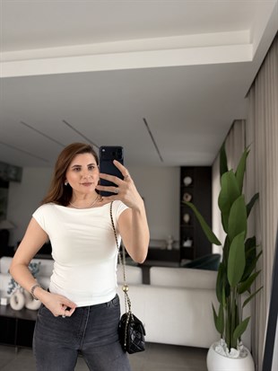 Beyaz Kolsuz Kayık Yaka Bady