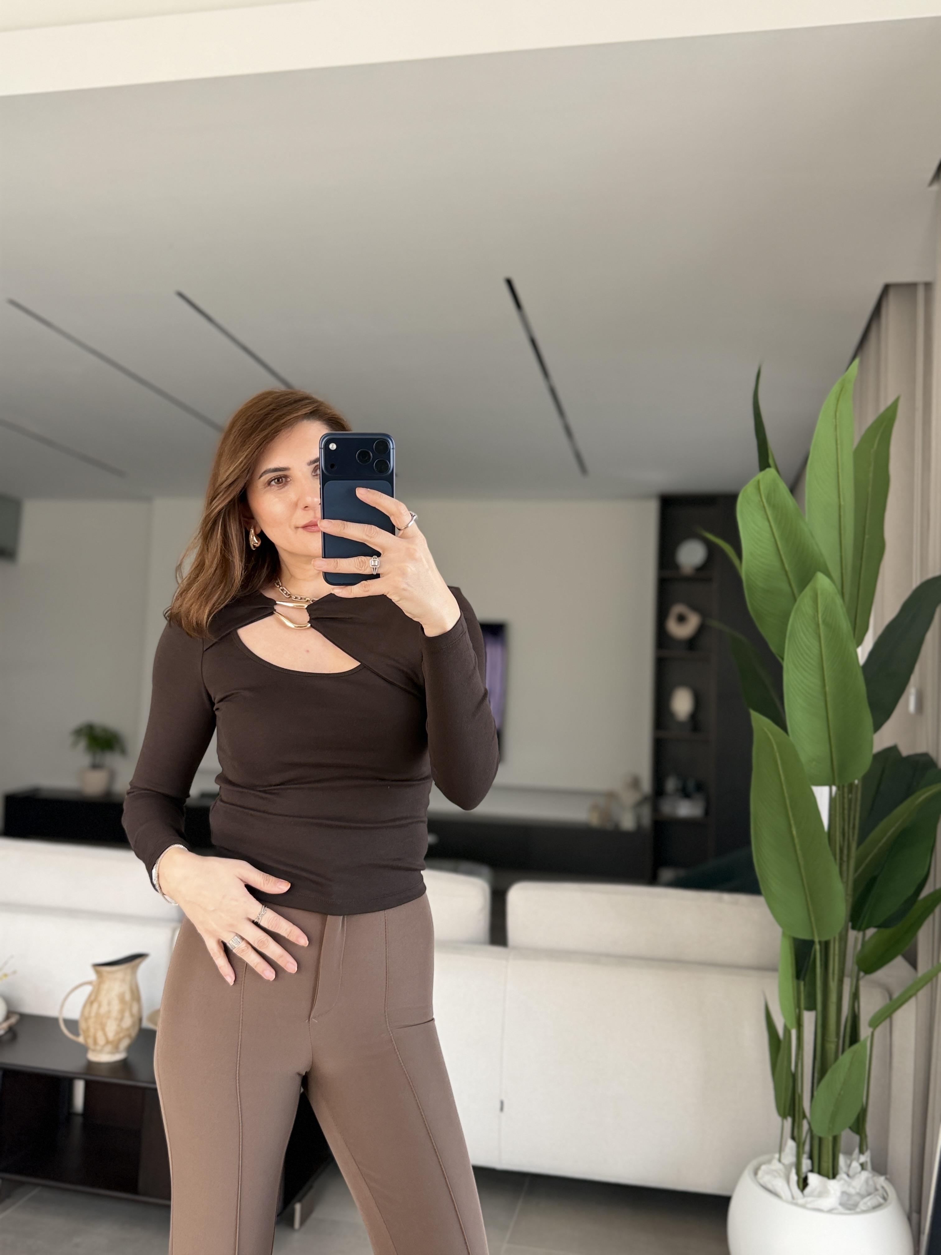 Acı Kahve Önü Toka Detaylı Pencereli Bluz