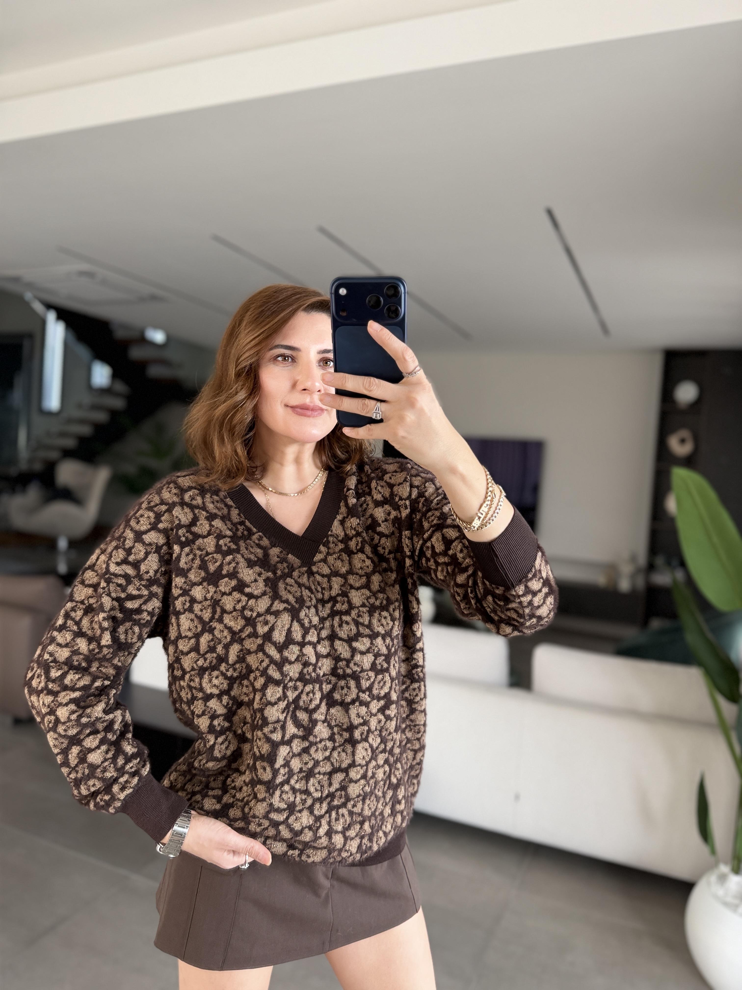 Acı Kahve V Yaka Leopar Desenli Triko Kazak