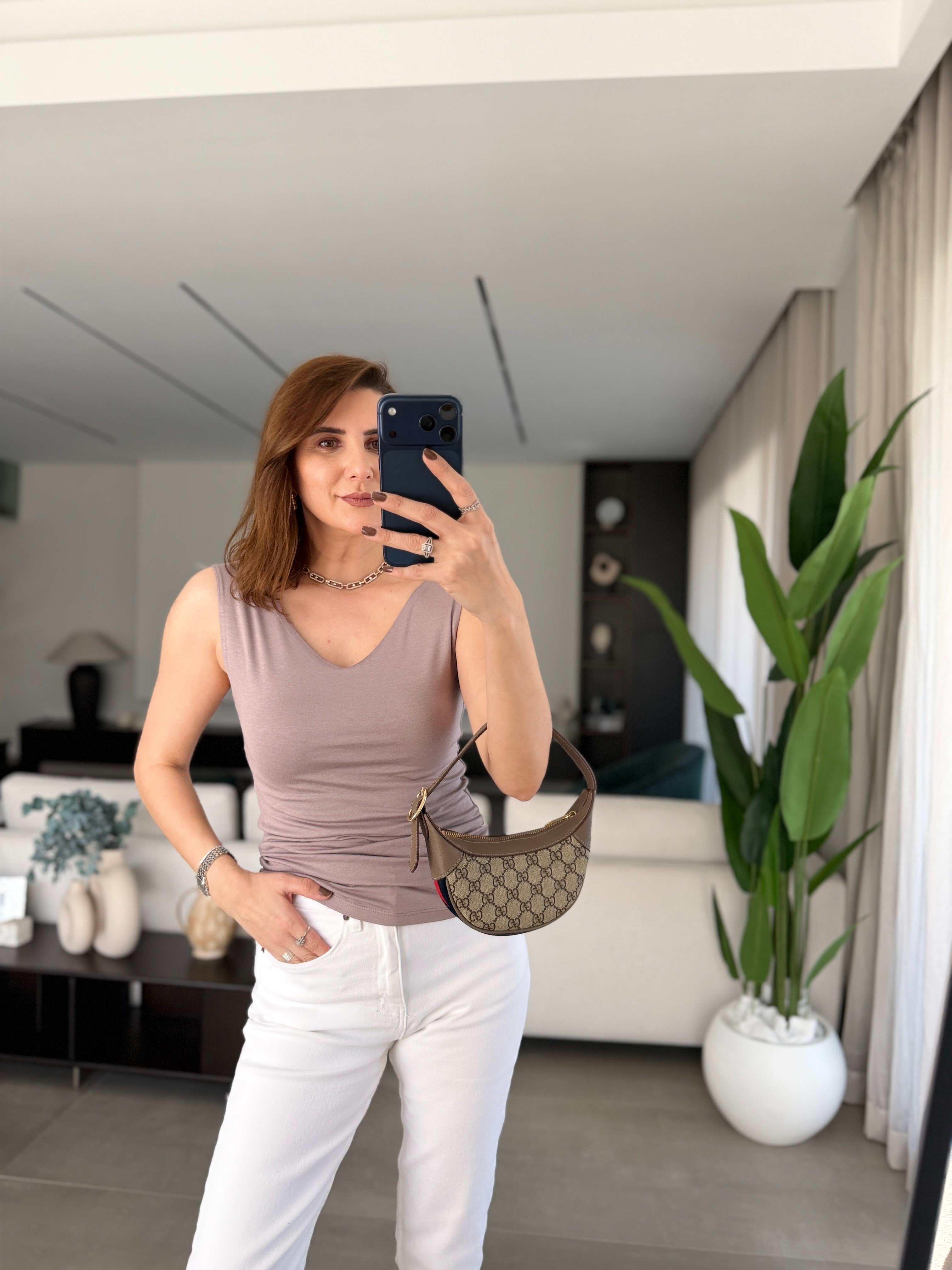 Bej Ön ve Arka V Yaka Atlet