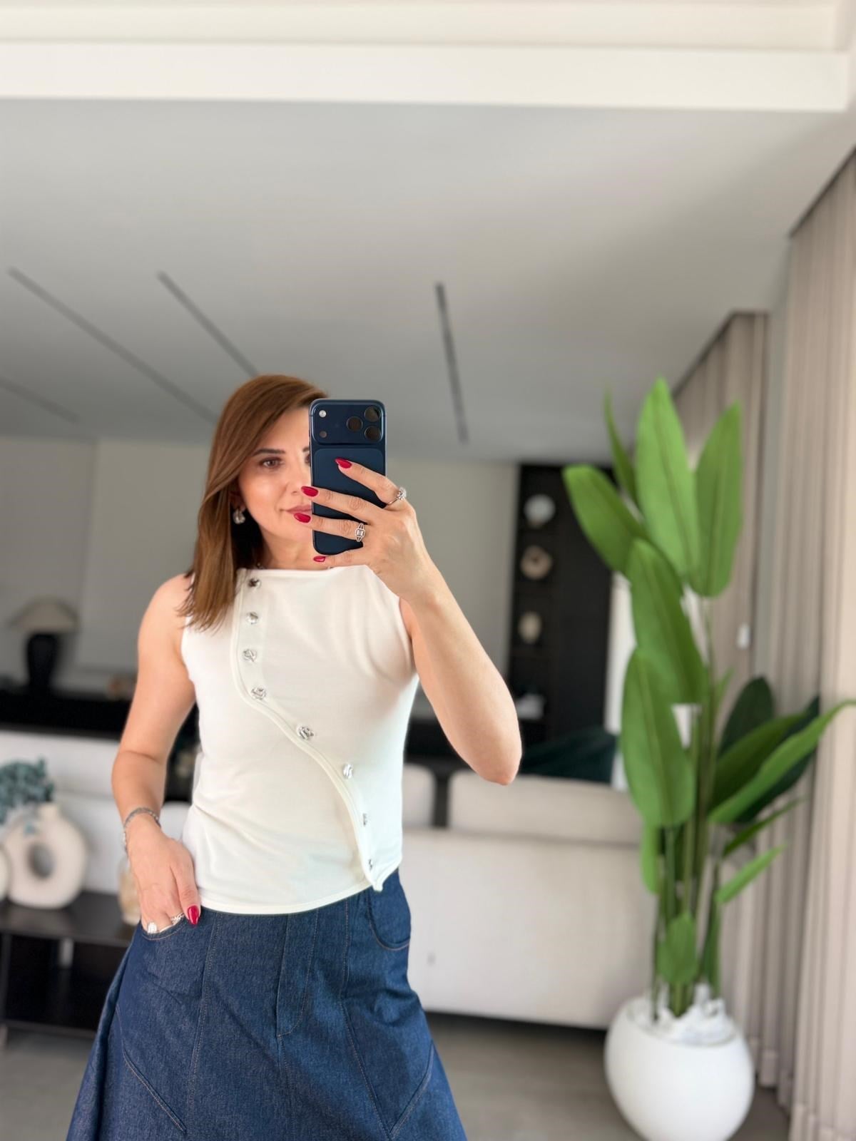 Beyaz Asimetrik Düğmeli Bluz