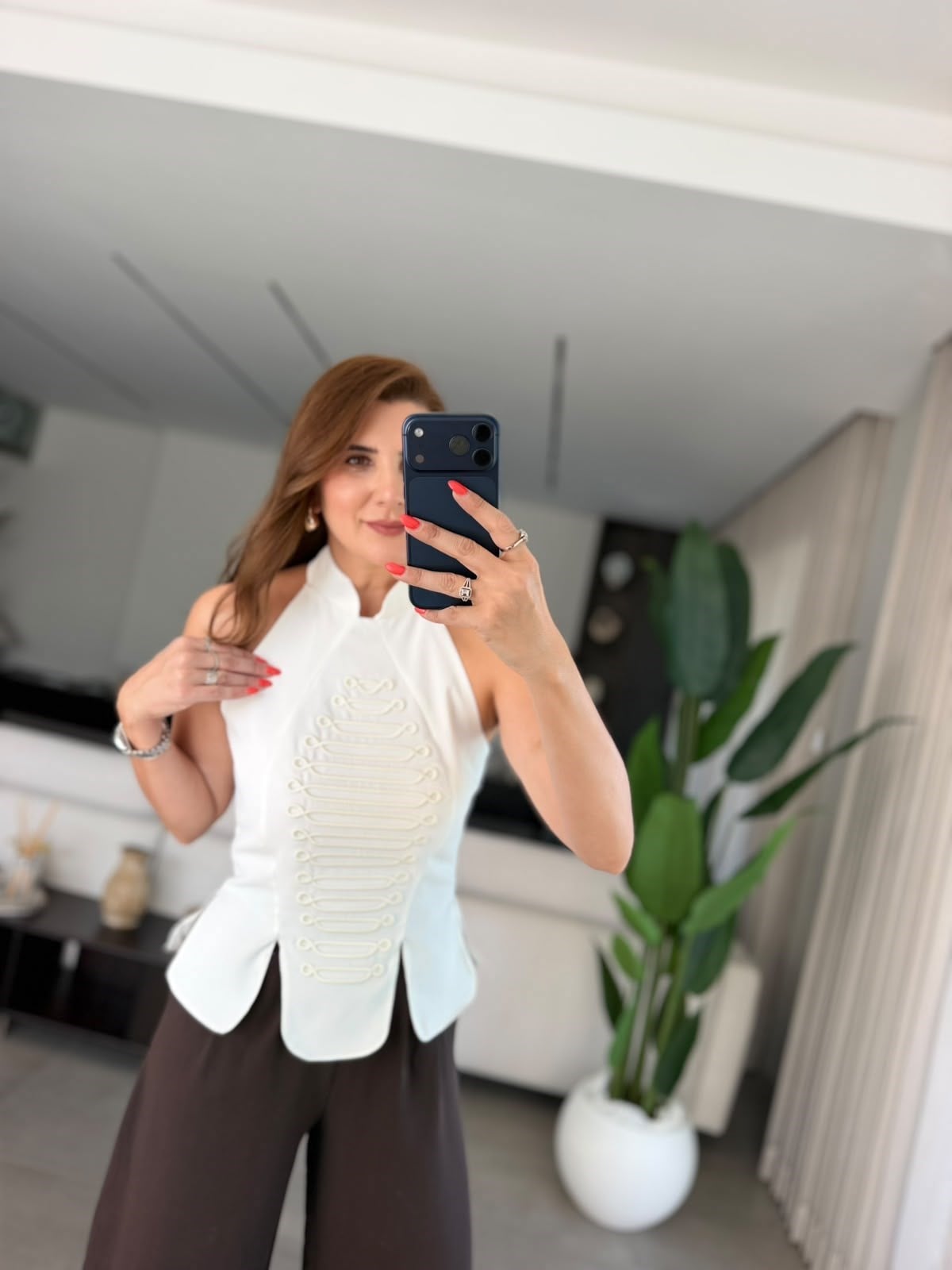 Beyaz Boyundan Bağlamalı Nakış Detaylı Büstiyer Bluz