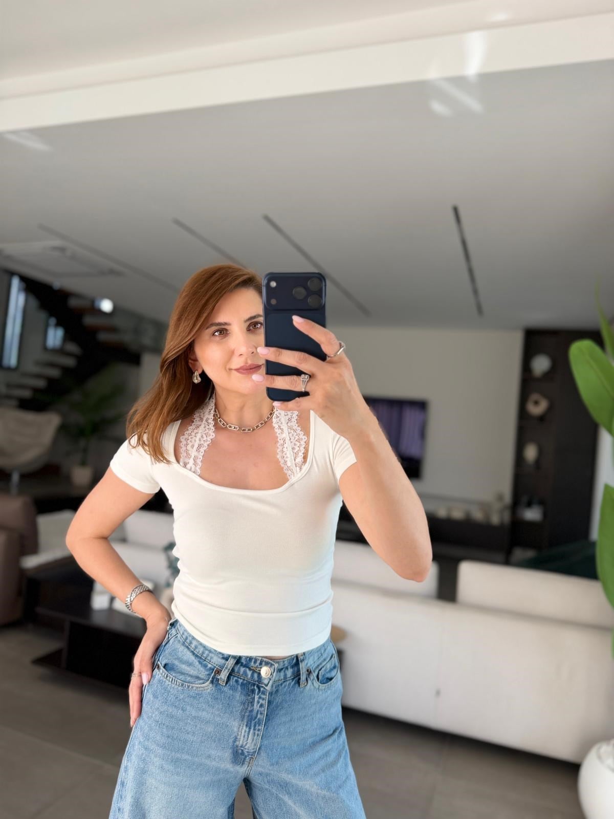 Beyaz Boyundan Dantel Geçmeli Bluz