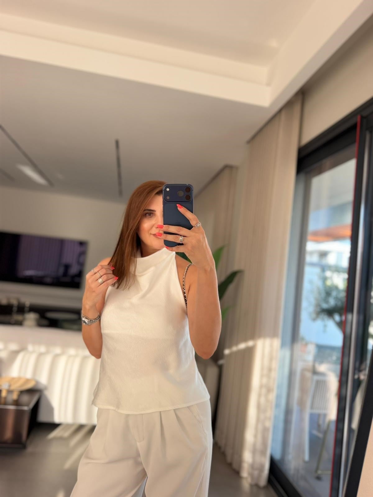 Beyaz Boyundan Düğmeli Saten Bluz