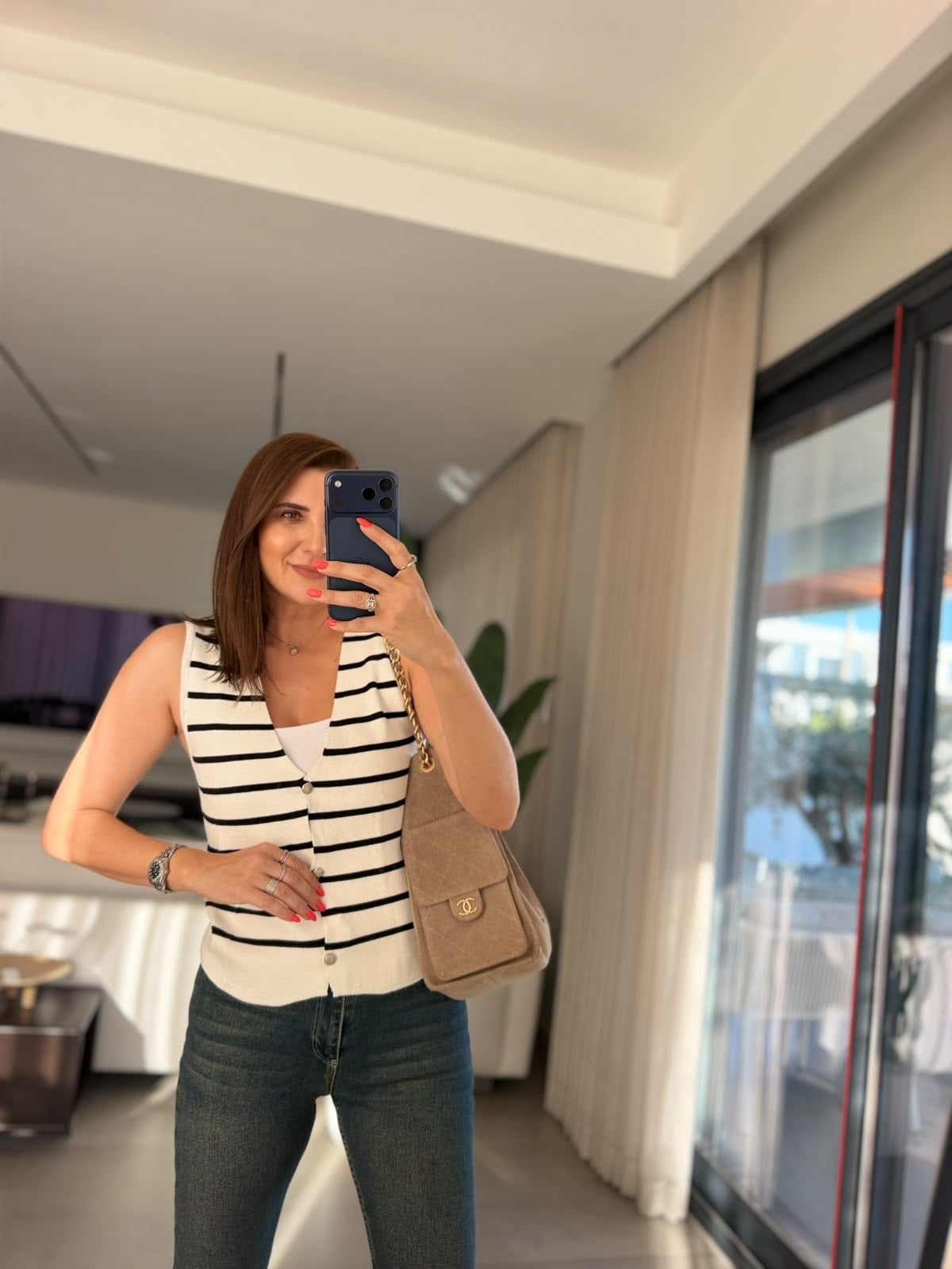 Beyaz Düğme Detaylı Çizgili Triko Yelek