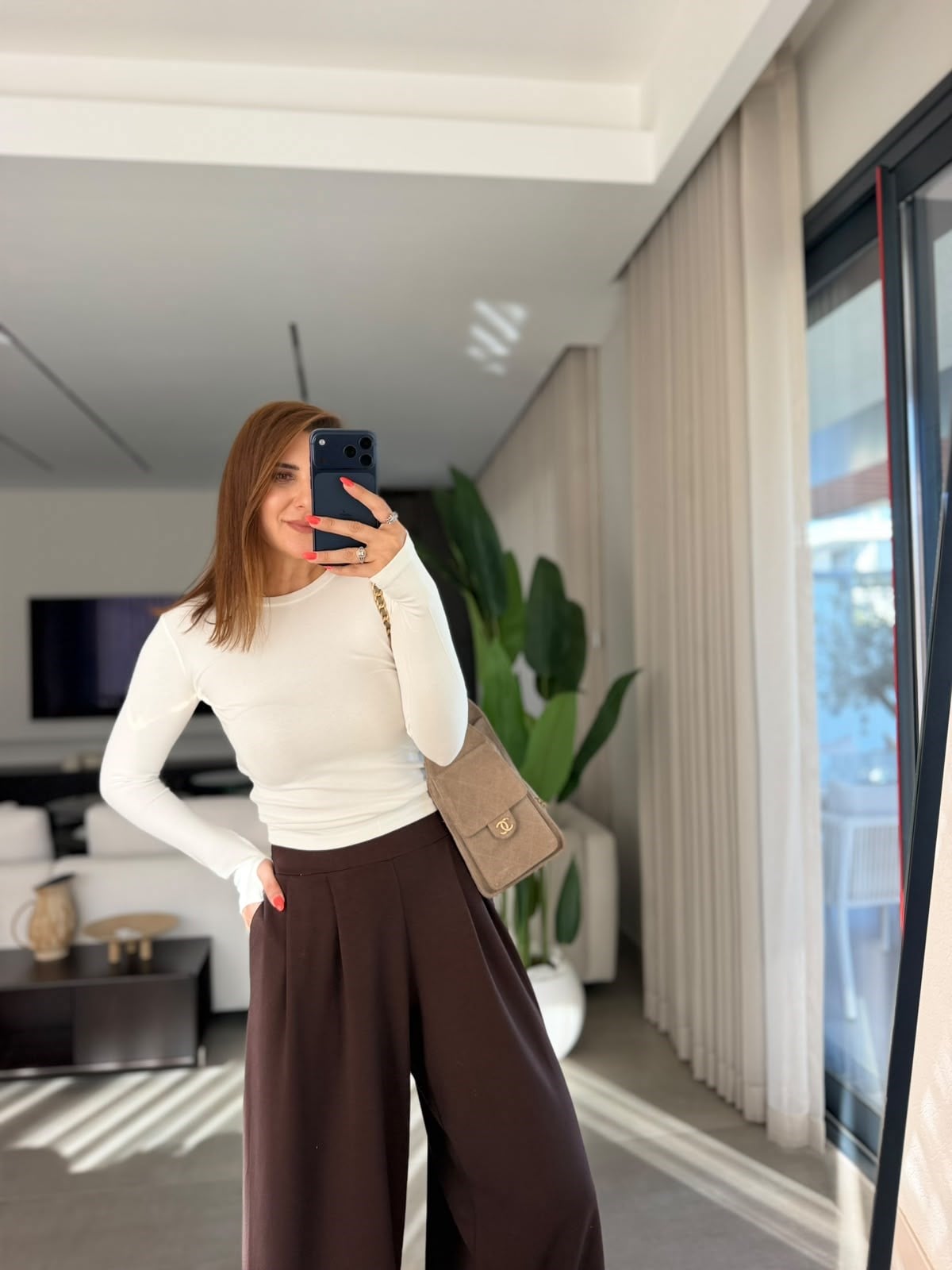 Beyaz Elan Parmak Geçmeli Uzun Kollu Bluz