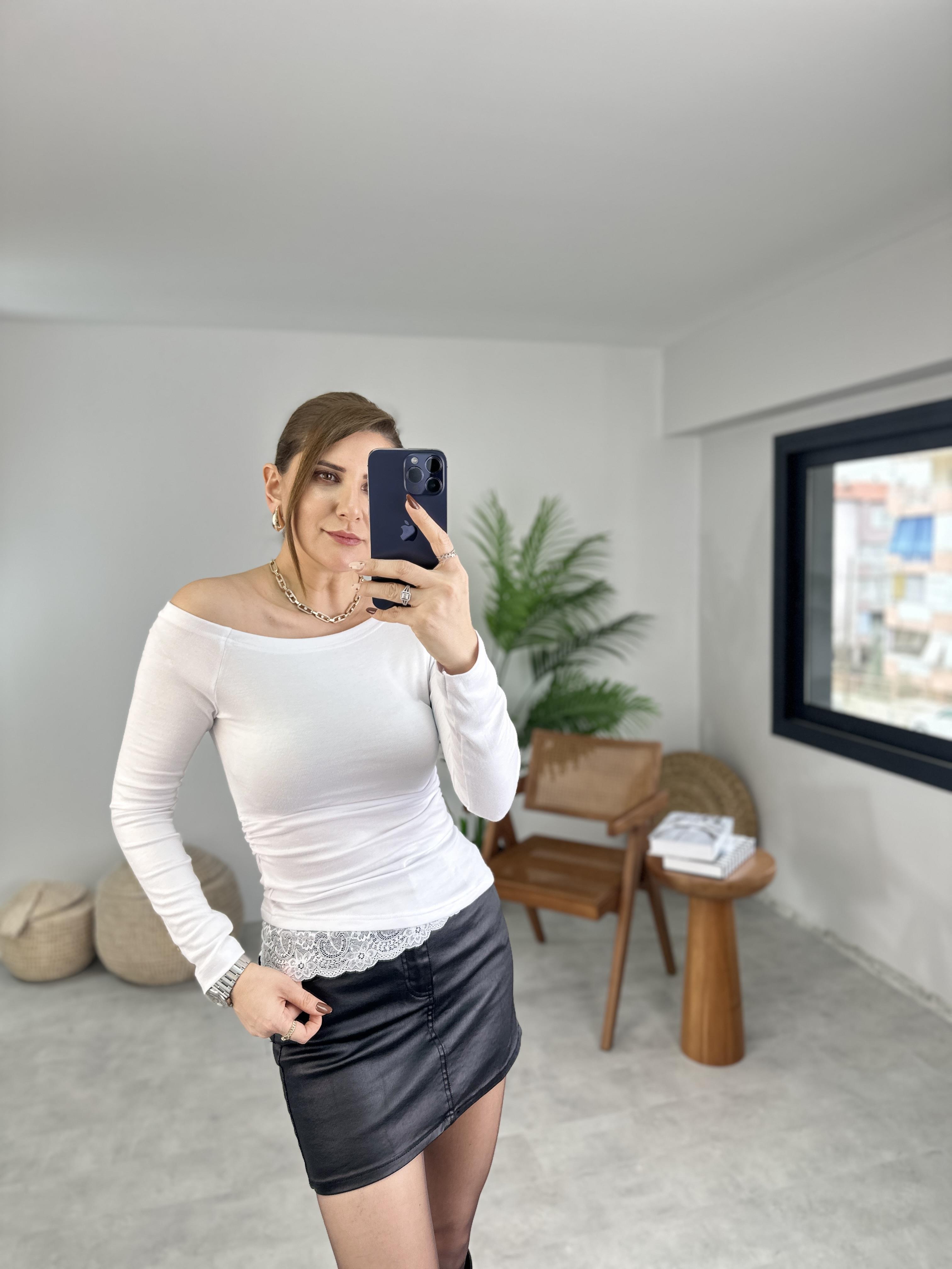 Beyaz Geniş Yaka Dantel Detaylı Bluz