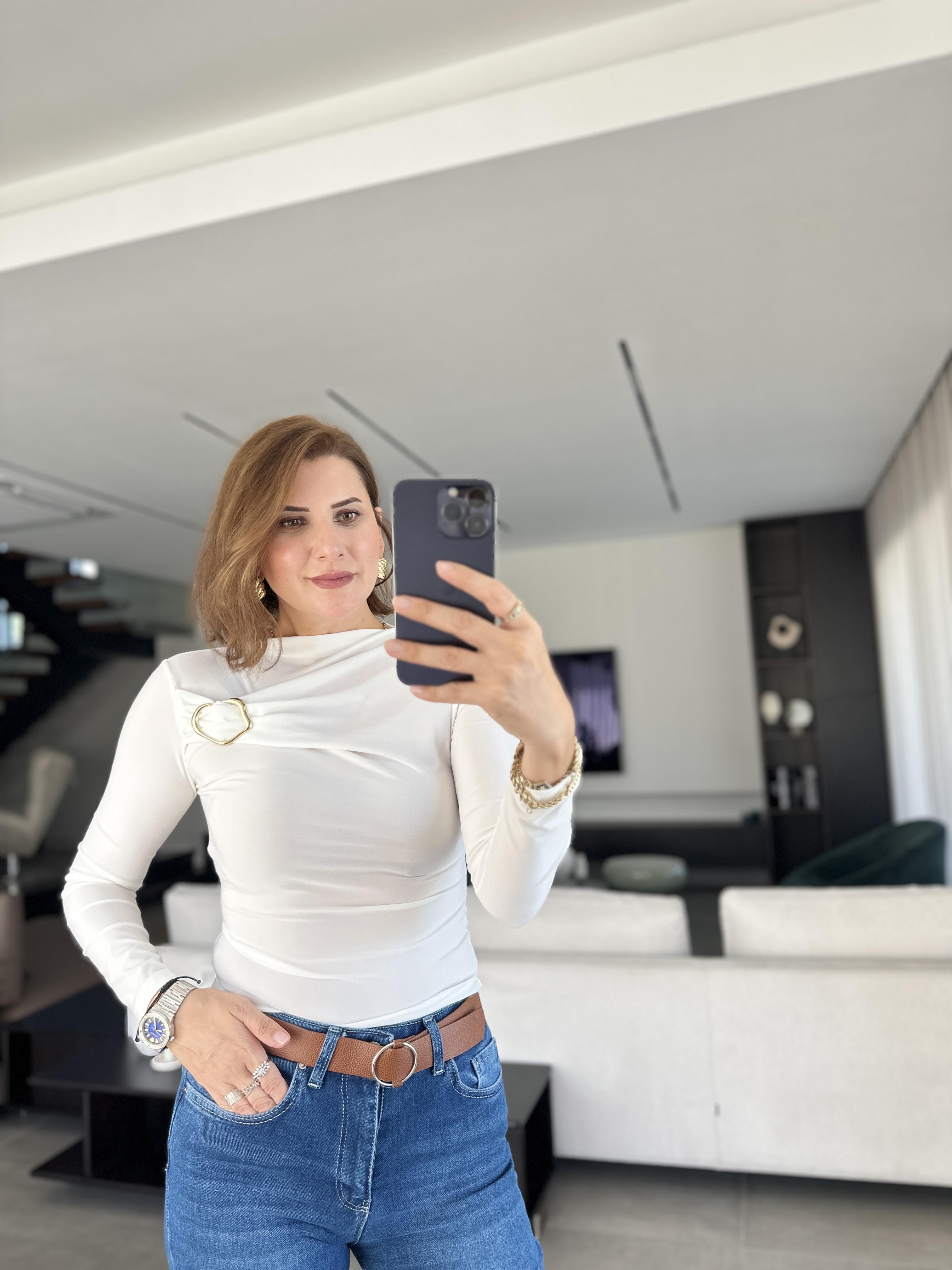 Beyaz Göğüs Tokalı Bluz