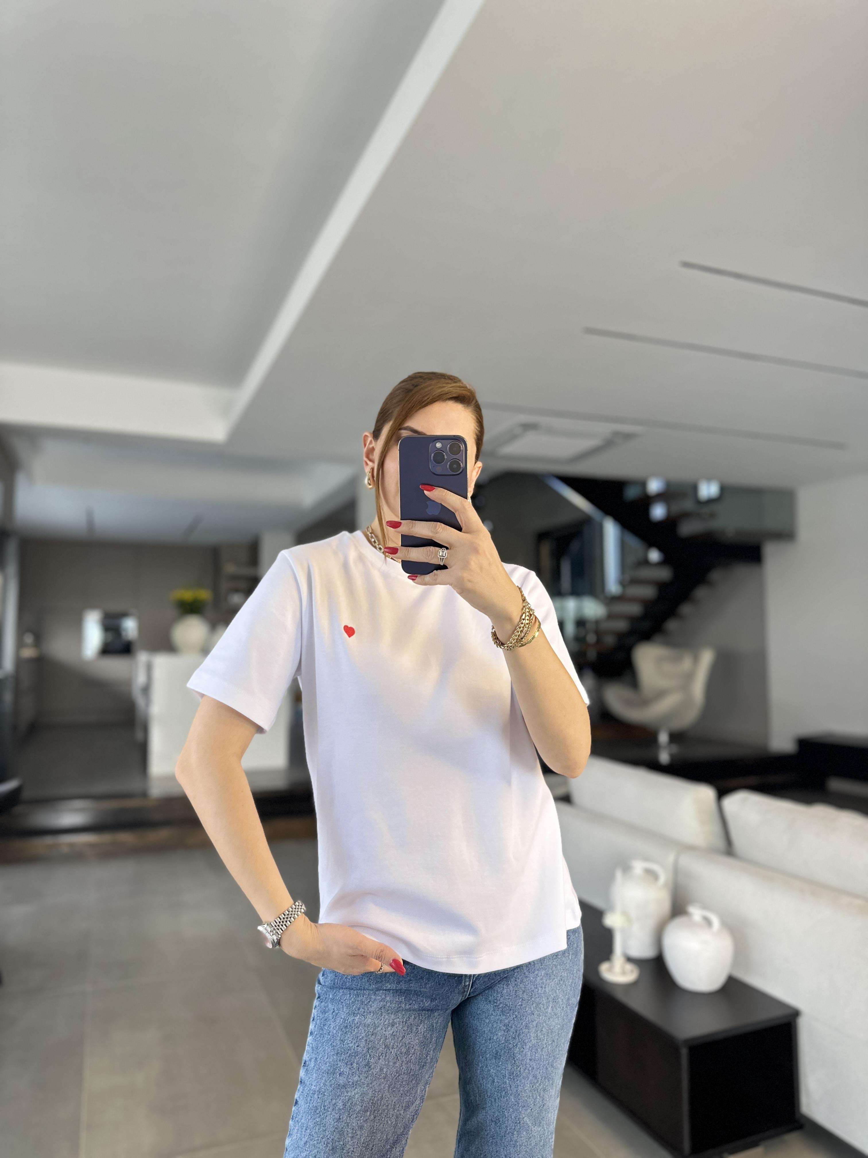 Beyaz Kalp Nakış Detaylı T-Shirt