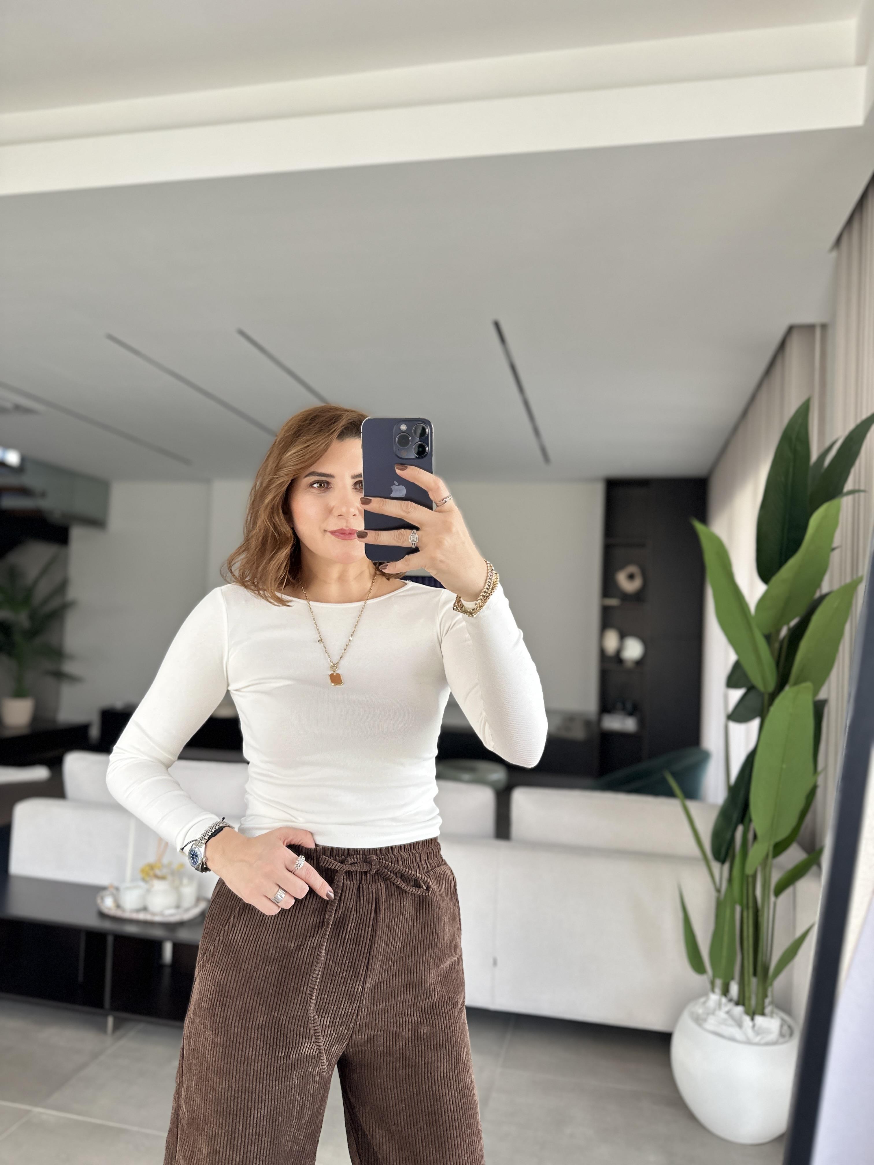 Beyaz Omuz Dikiş Detaylı Bluz