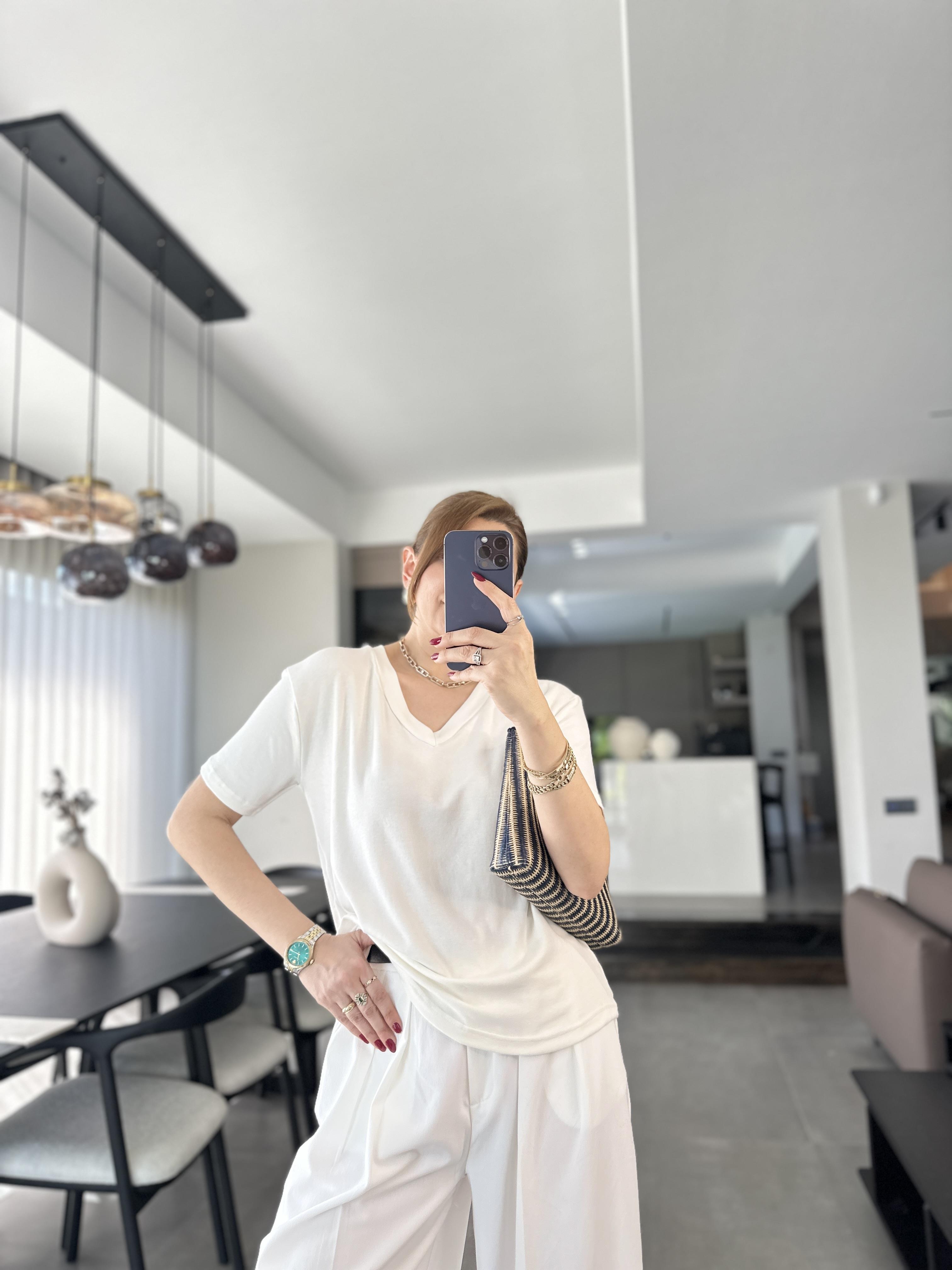 Beyaz V Yaka Basic T-shirt