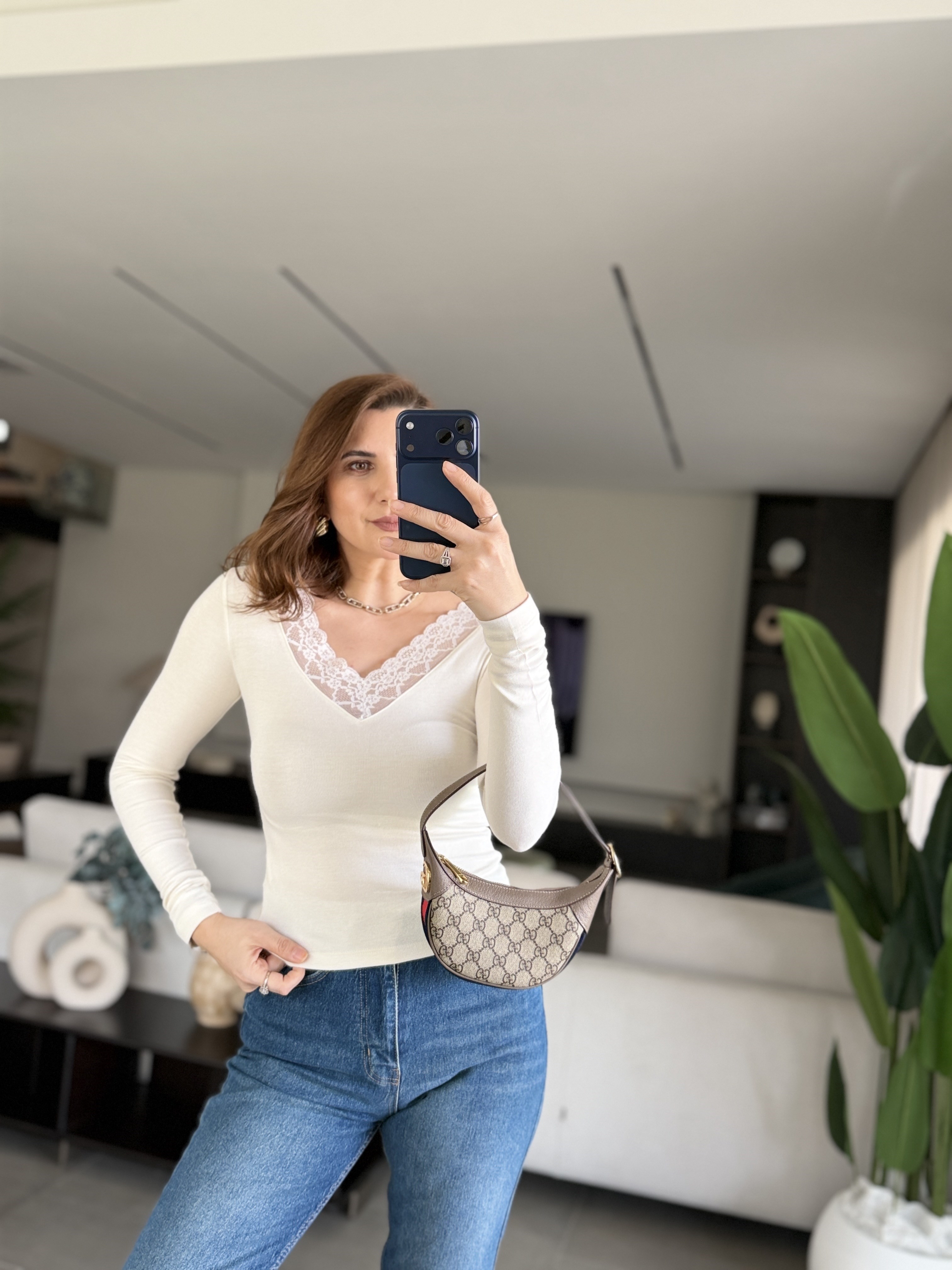 Beyaz V Yaka Dantel Detaylı Bluz