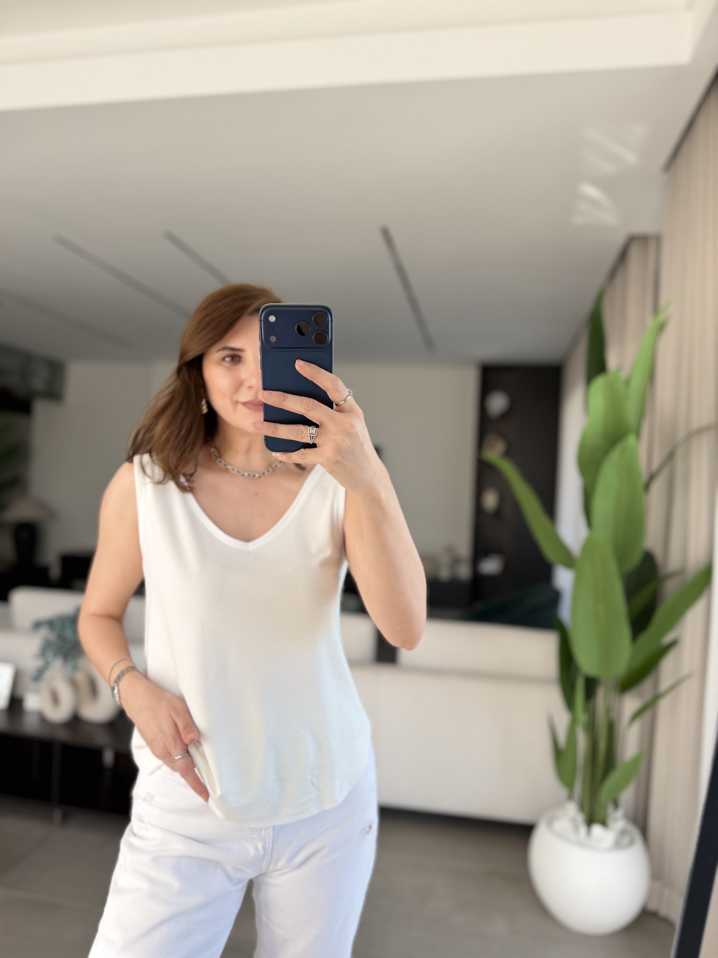 Beyaz V Yaka Lazer Kesim Kolsuz Atlet