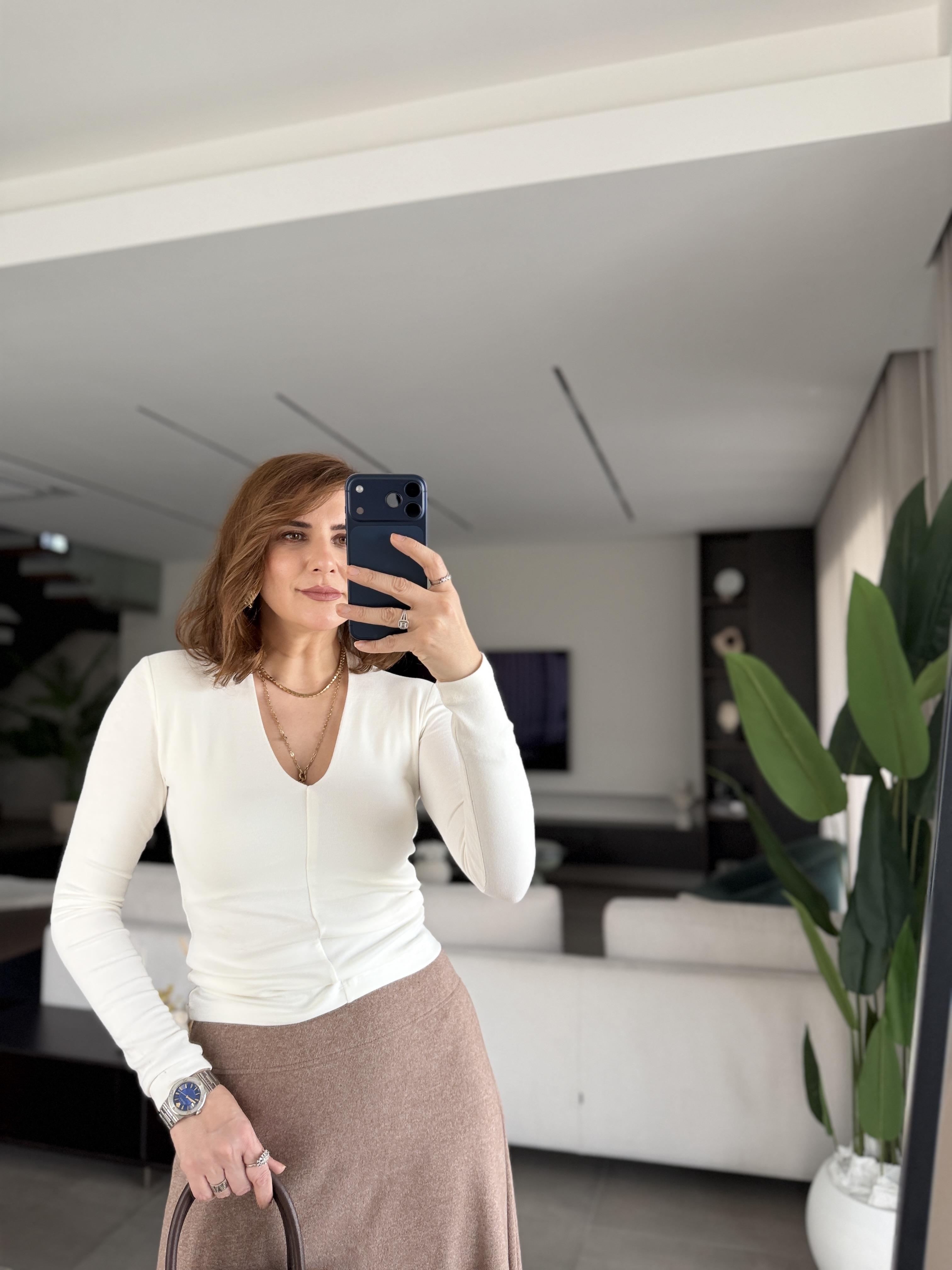 Beyaz V Yaka Önü Dikişli Bluz