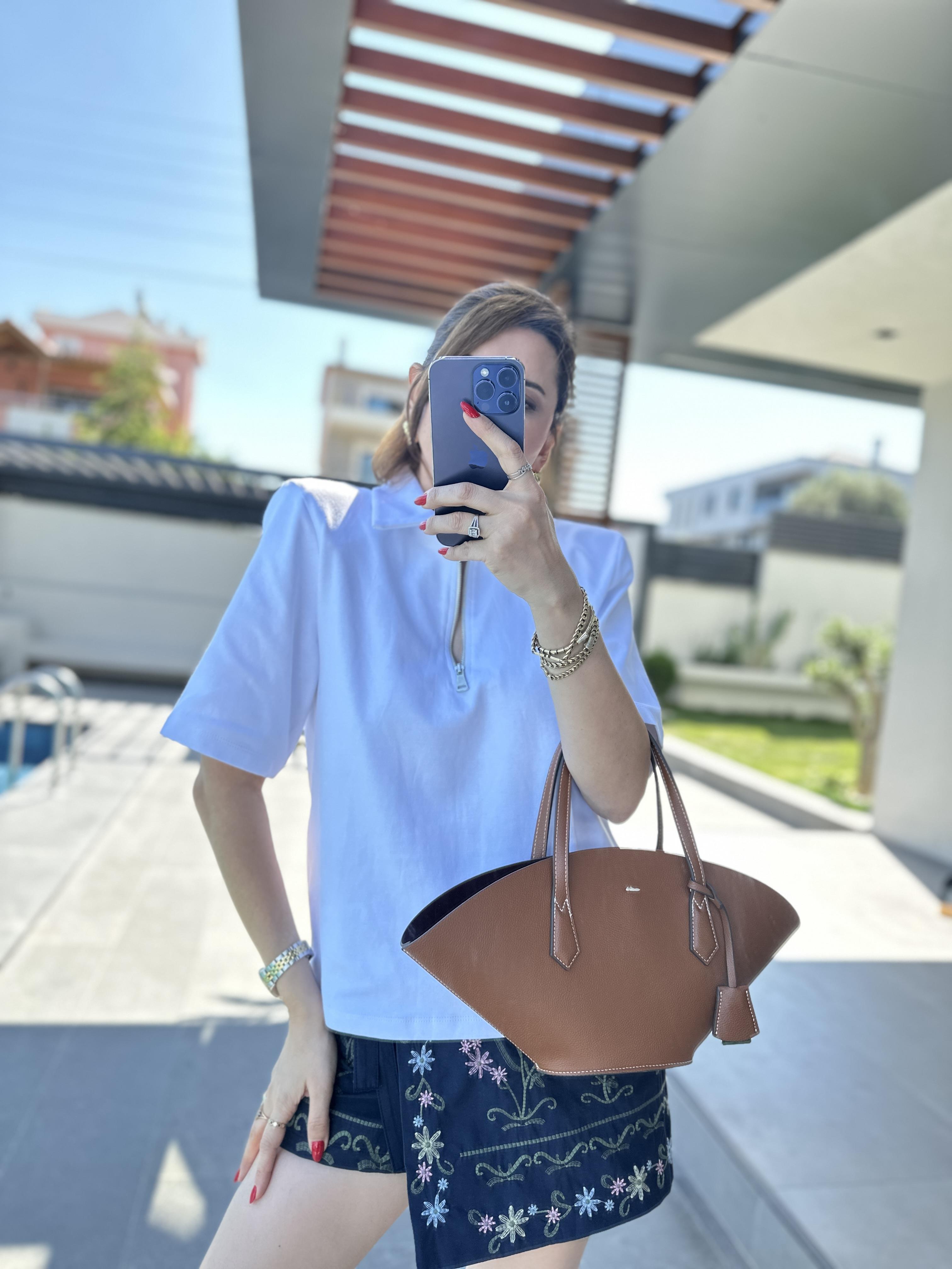 Beyaz Vatkalı Yarım Fermuarlı T-shirt