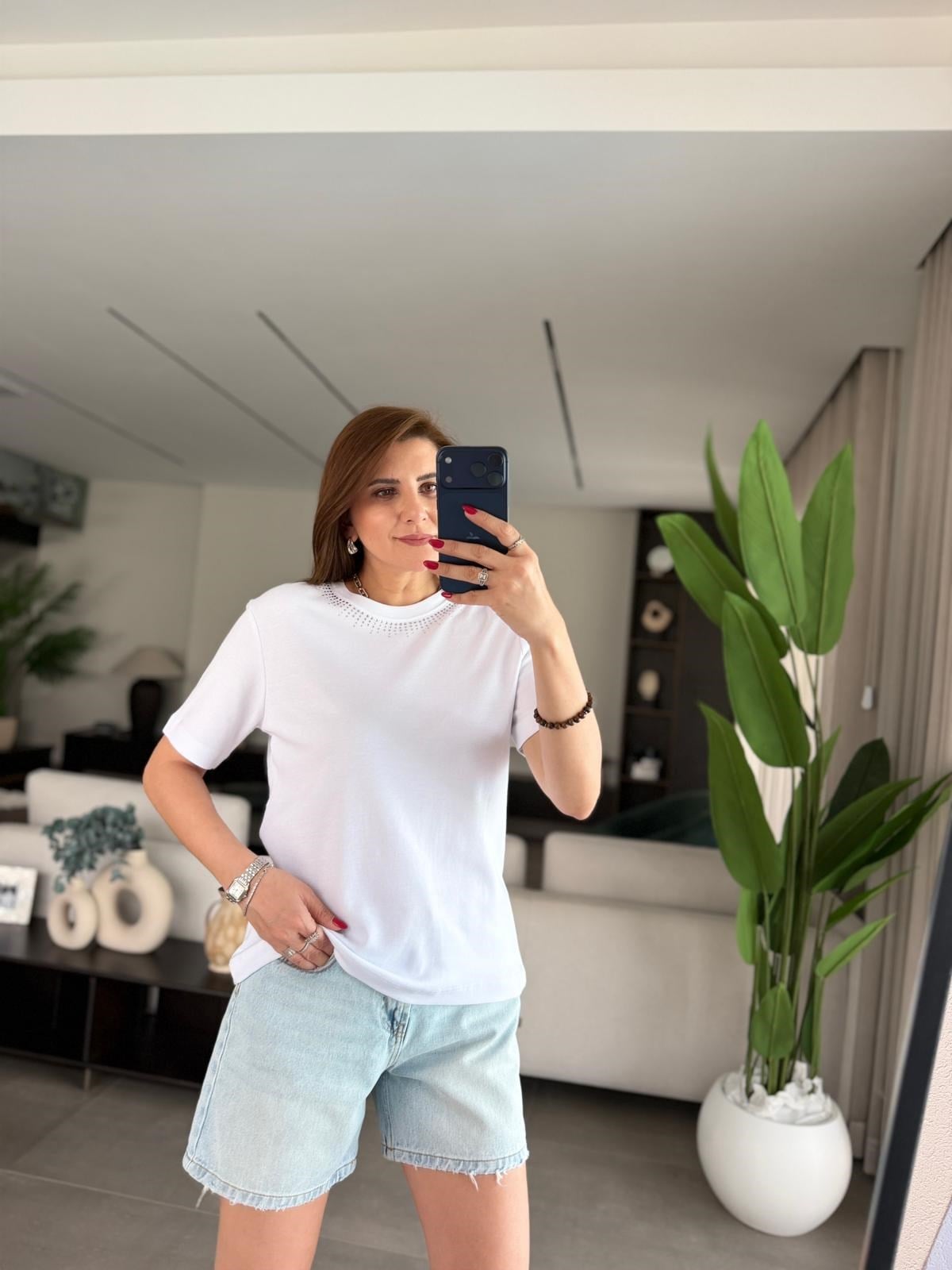 Beyaz Yaka Taş Detaylı T-shirt