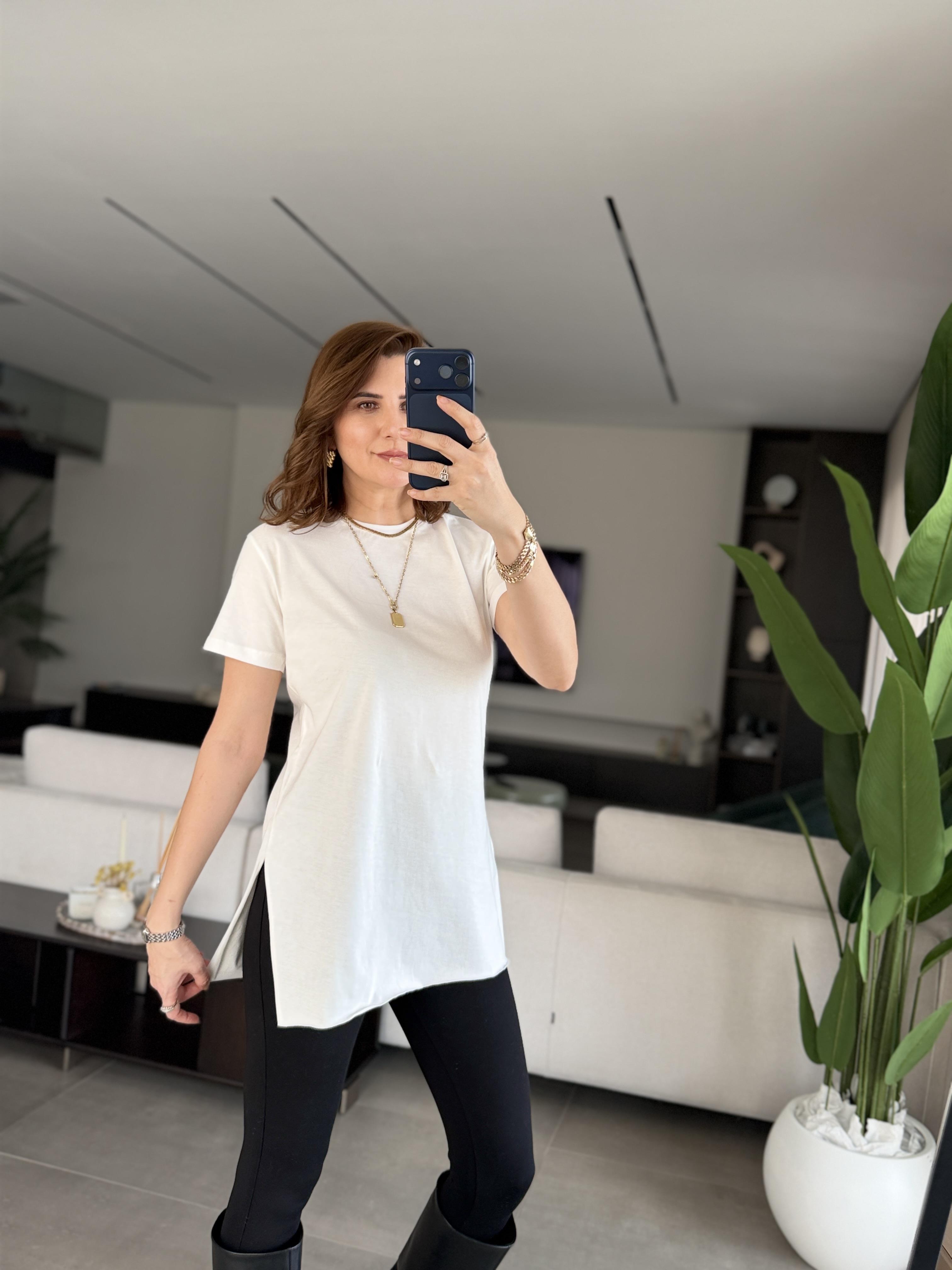 Beyaz Yanları Yırtmaçlı Basic T-shirt