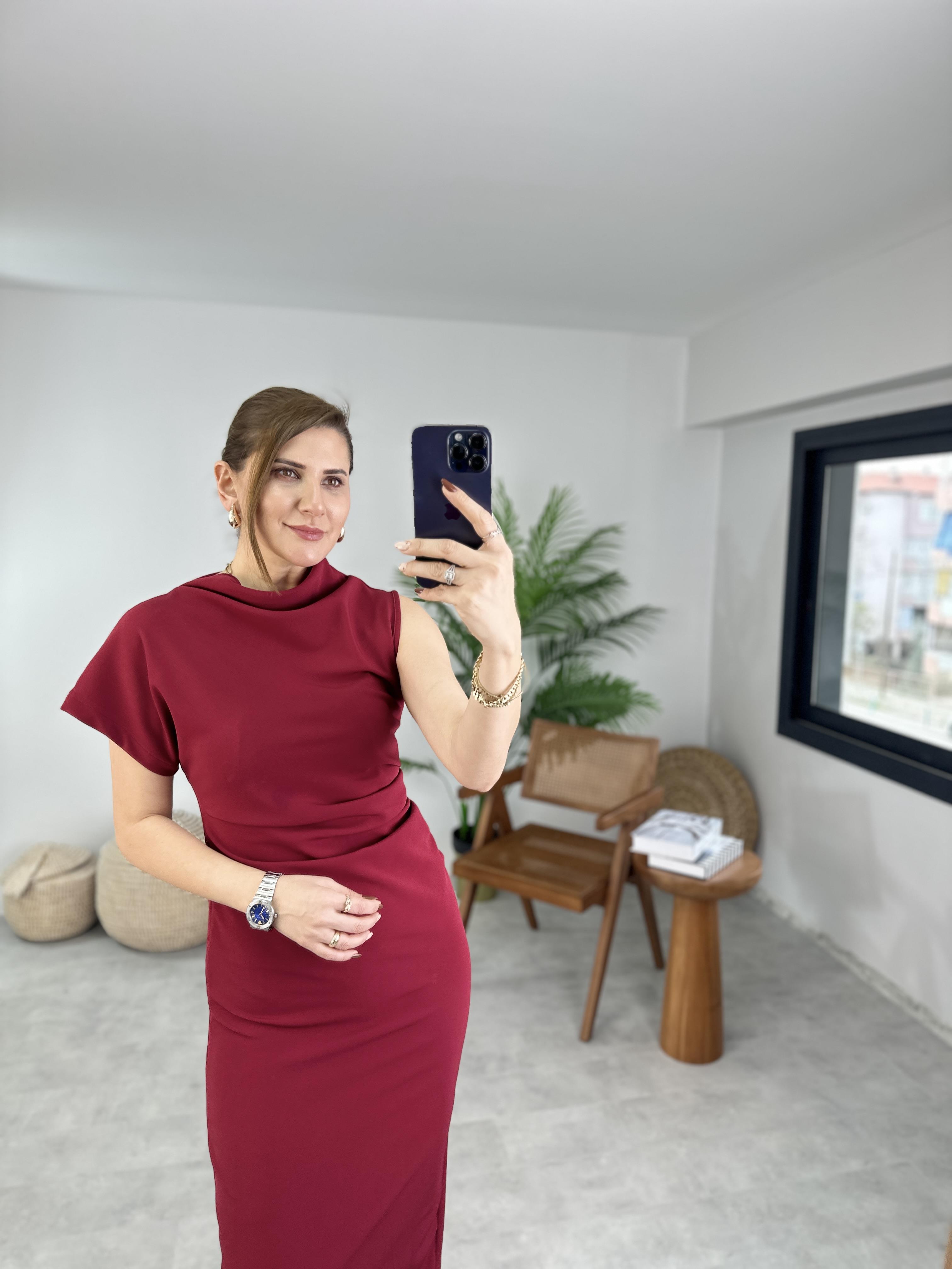 Bordo Yan Drape Detaylı Arkası Yırtmaçlı Elbise