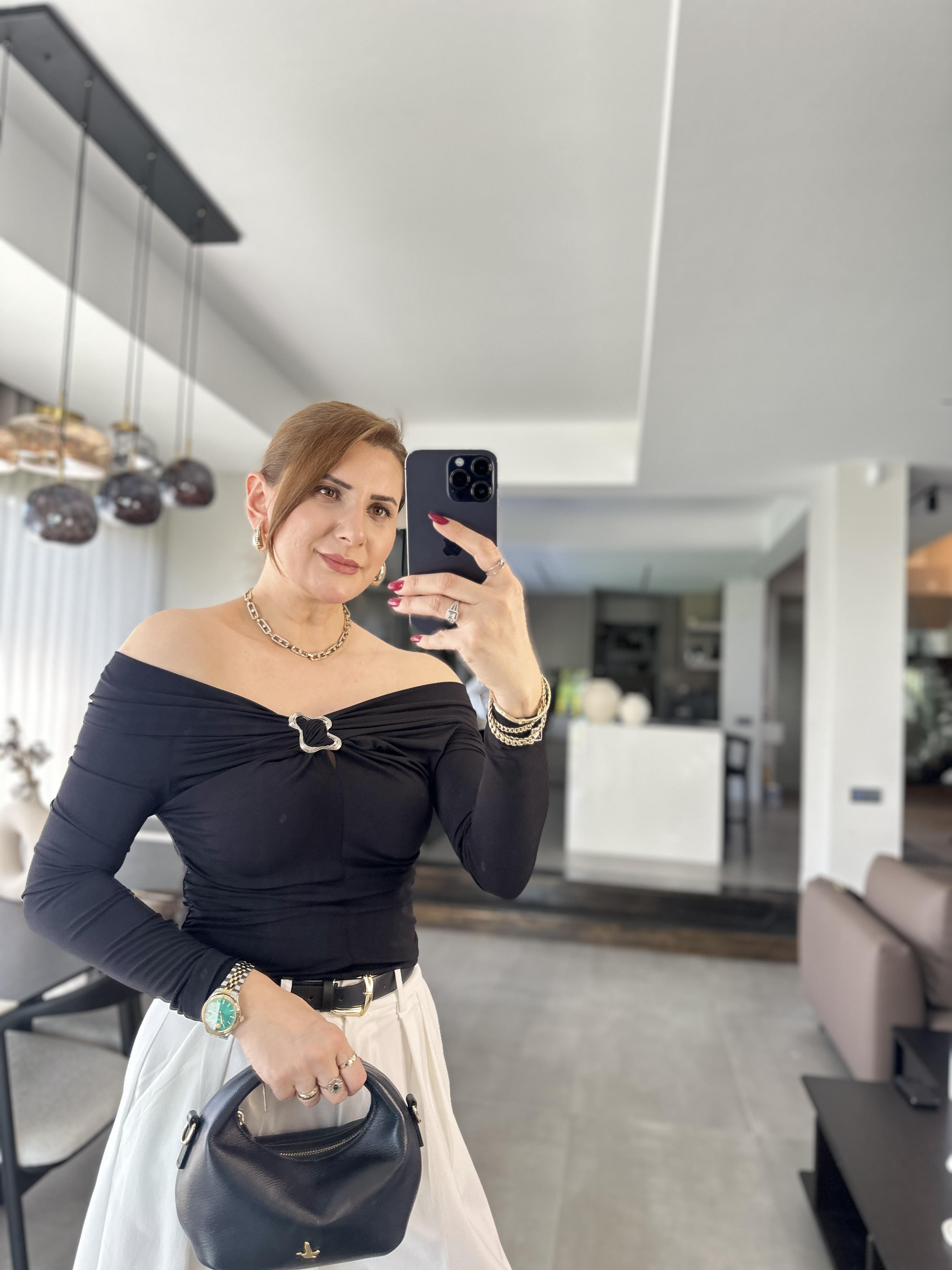 Broş Detaylı Madonna Yaka Bluz