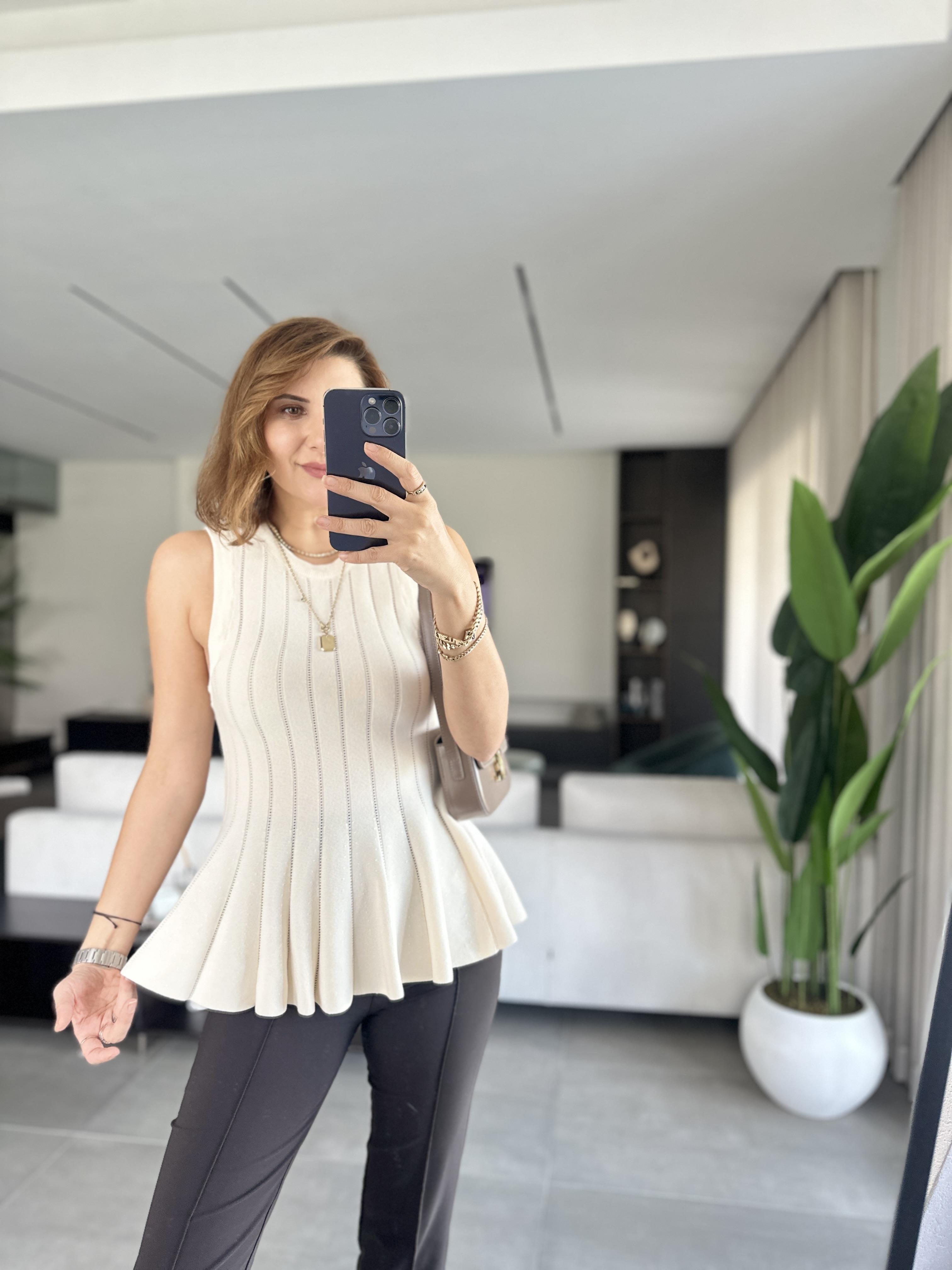 Ekru Belden Oturtmalı Volanlı Bluz